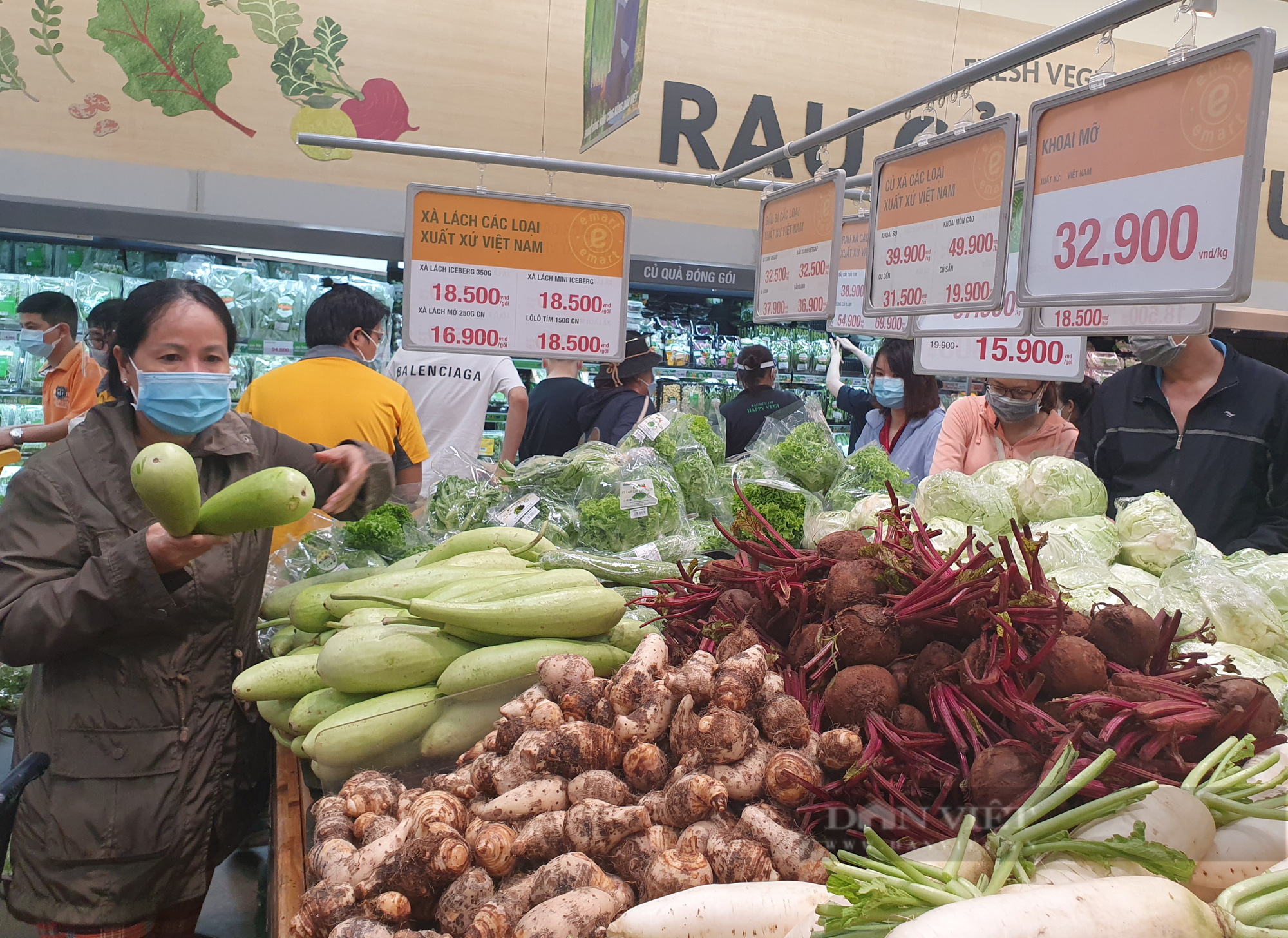 TP.HCM: Hết cảnh chen chân đi chợ, siêu thị, rau củ, thịt cá đầy quầy kệ - Ảnh 4.