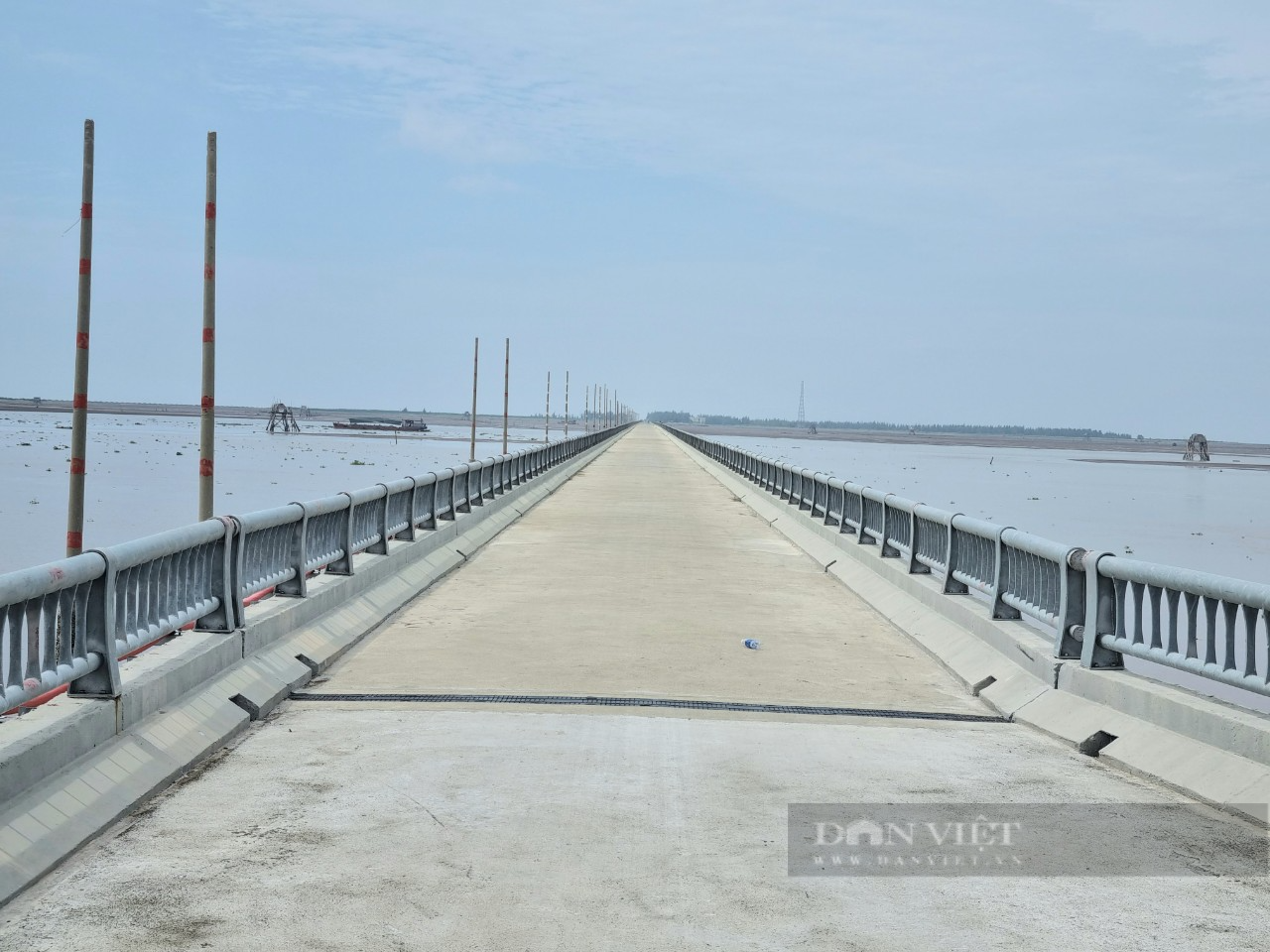 Ảnh, clip: Cận cảnh con đường, cầu “vượt biển” đẹp nhất ở Ninh Bình - Ảnh 2.