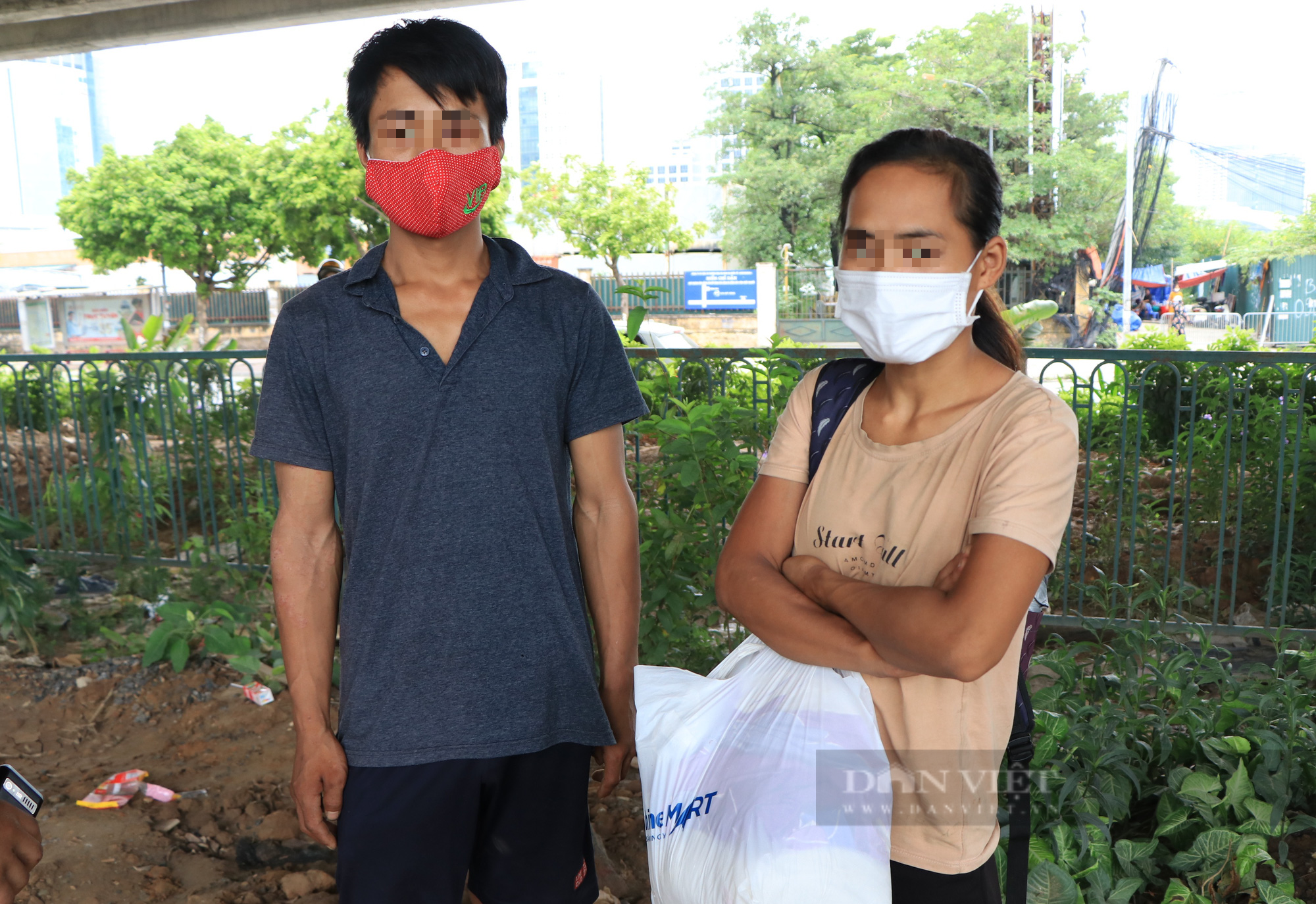 Hà Nội: Lao động thất nghiệp cầm cố điện thoại, sống &quot;màn trời chiếu đất&quot; dưới gầm cầu vượt và cái kết không ngờ - Ảnh 1.