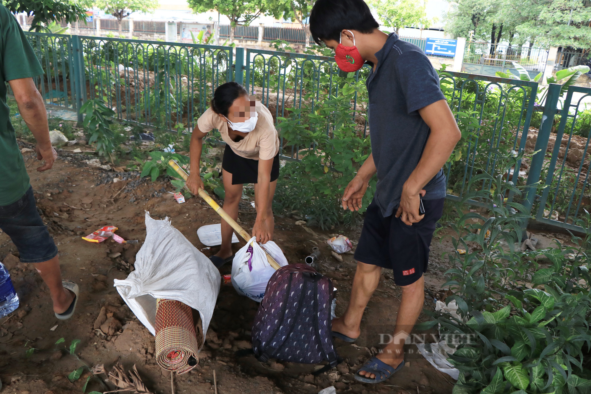 Hà Nội: Lao động thất nghiệp cầm cố điện thoại, sống &quot;màn trời chiếu đất&quot; dưới gầm cầu vượt và cái kết không ngờ - Ảnh 3.