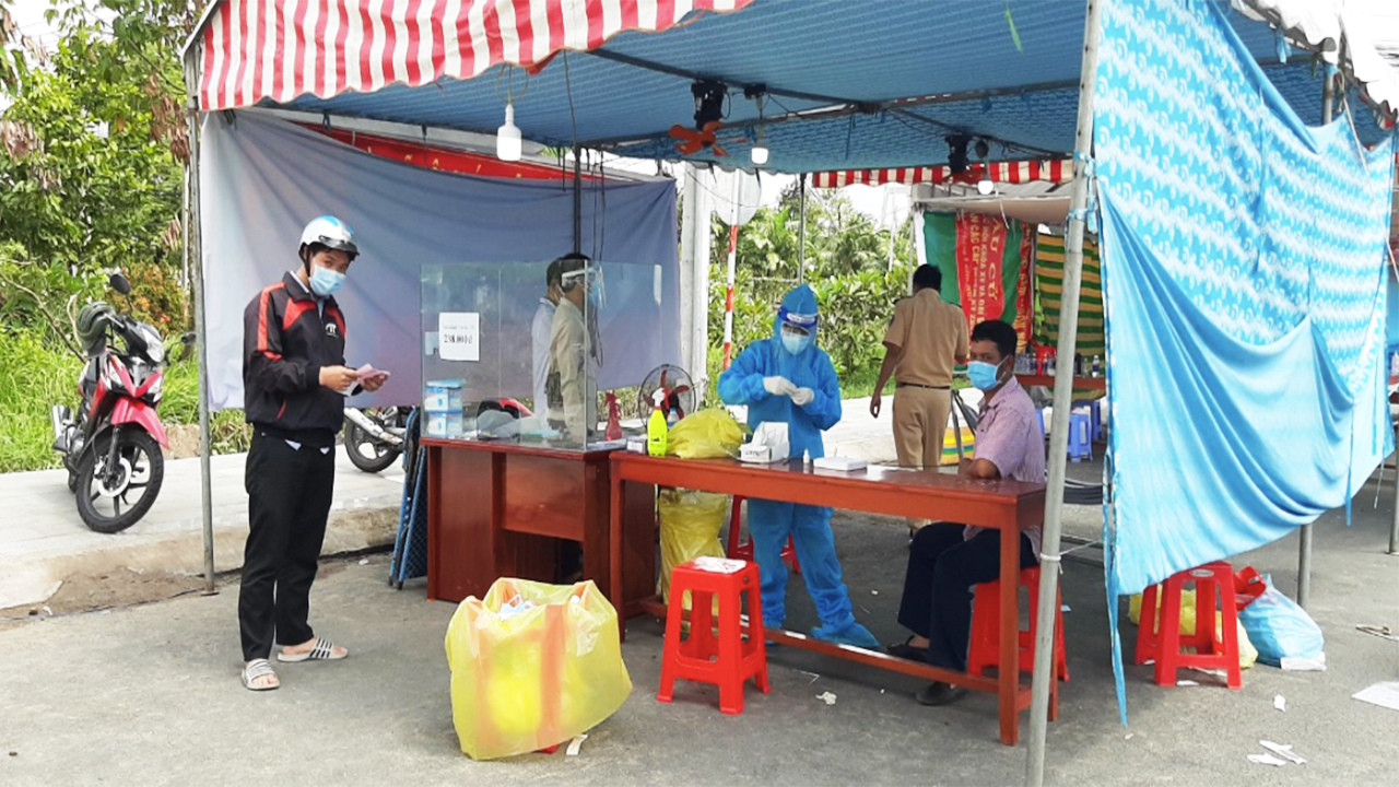 Vĩnh Long: Tiếp tục giãn cách xã hội theo Chỉ thị 16 đến hết ngày 25/8, người dân không ra đường ban đêm - Ảnh 1.