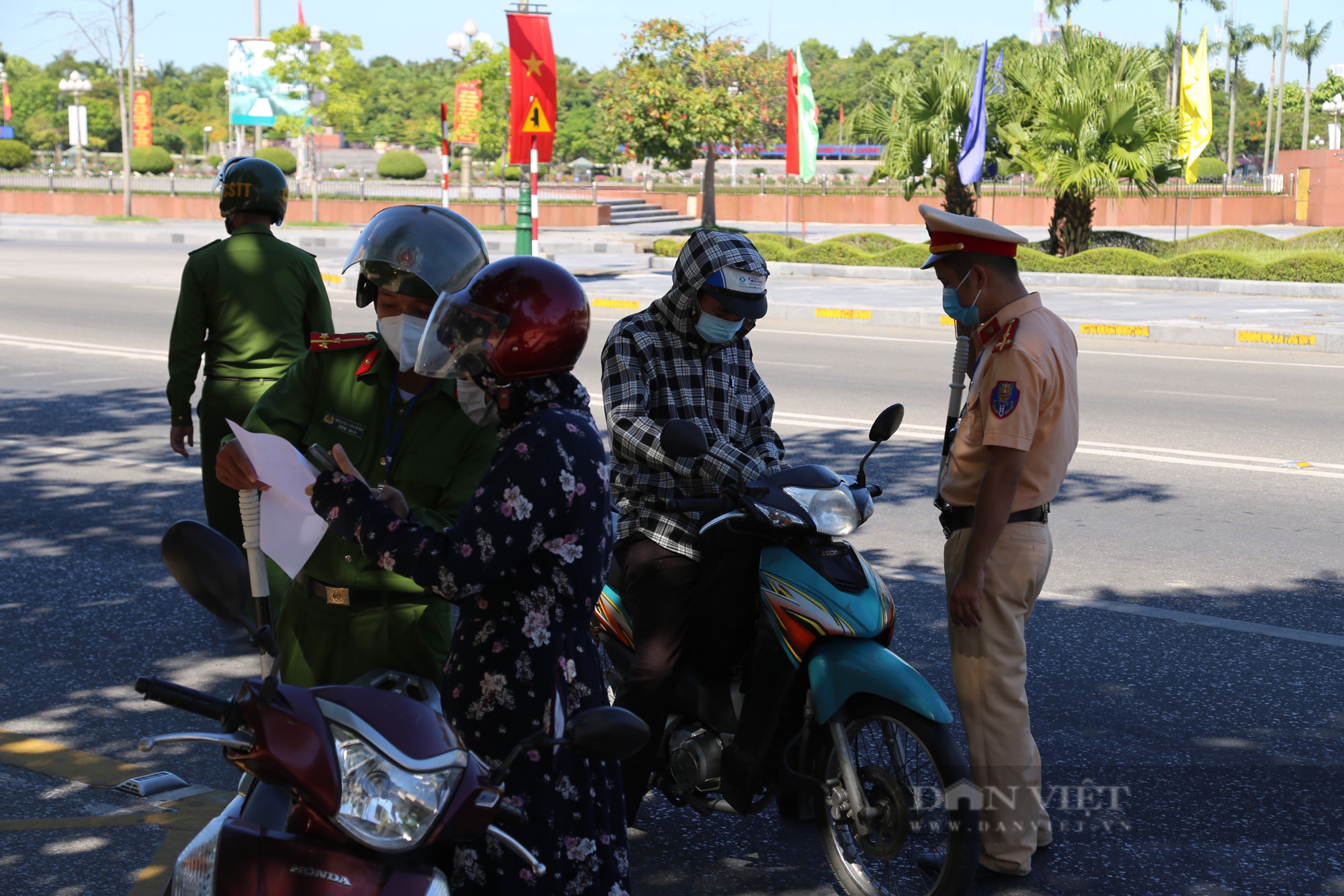 Tp Vinh: Lực lượng chức năng và 25 phường xã ra quân xử lý người vi phạm chỉ thị 16 trong phòng chống dịch covid - Ảnh 2.