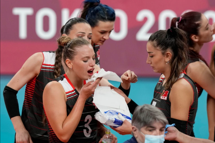 Hy hữu ở Olympic: 2 VĐV bóng chuyền xinh đẹp va vào nhau chảy máu mồm - Ảnh 5.