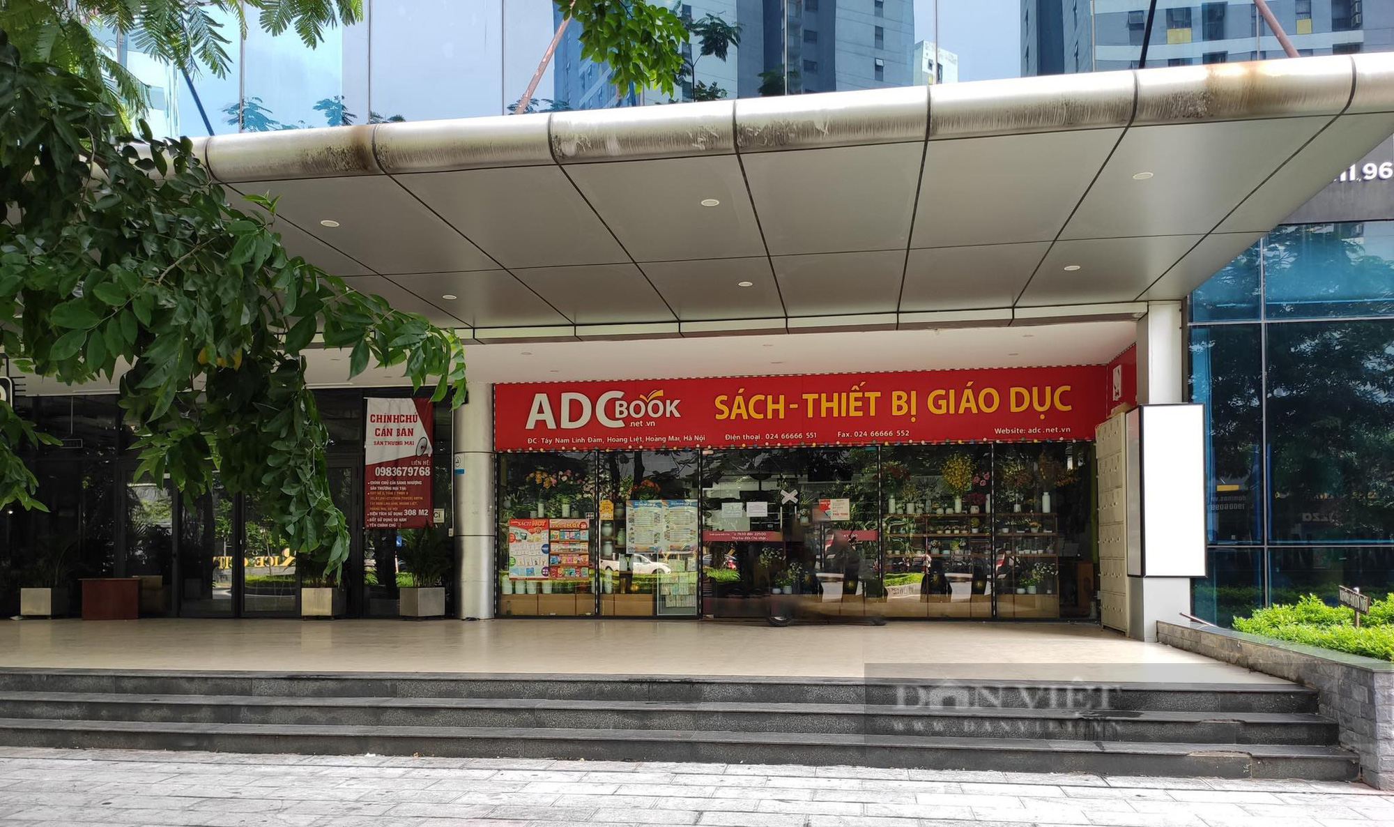 Phụ huynh cuống cuồng vì sắp khai giảng mà chưa mua được SGK: Nơi thì đóng cửa, nơi thì hết sách - Ảnh 1.