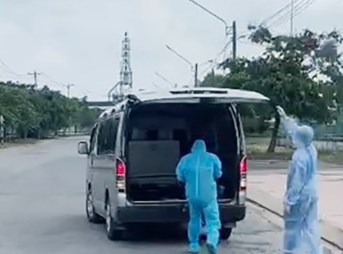 Công an vây bắt F0 là đối tượng trộm cắp để đưa trở về khu cách ly, điều trị F0 - Ảnh 2.