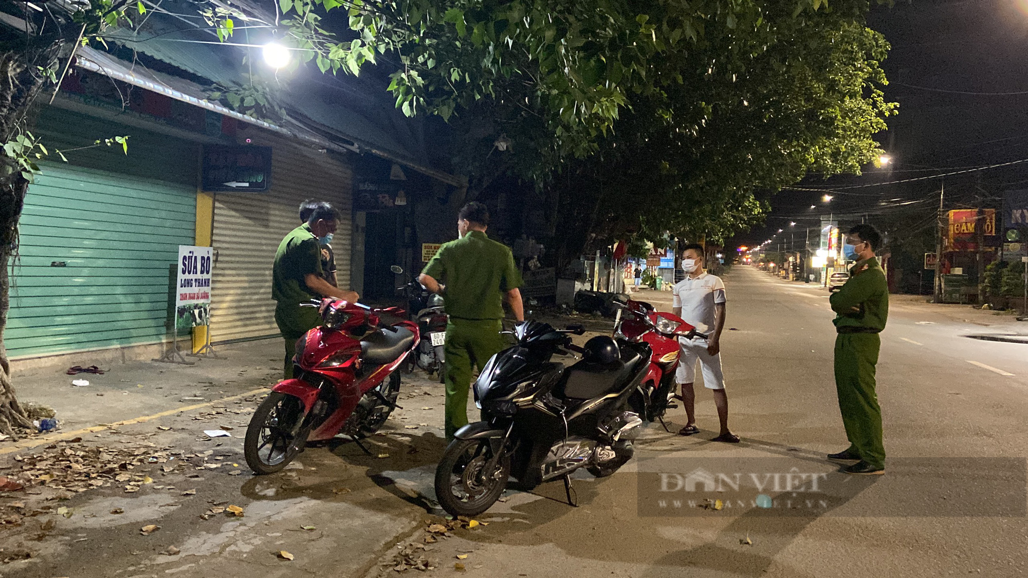 Xuyên đêm cùng lực lượng tuần tra: Ngủ “lố” nên đêm mới lọ mọ đi mua thức ăn - Ảnh 5.