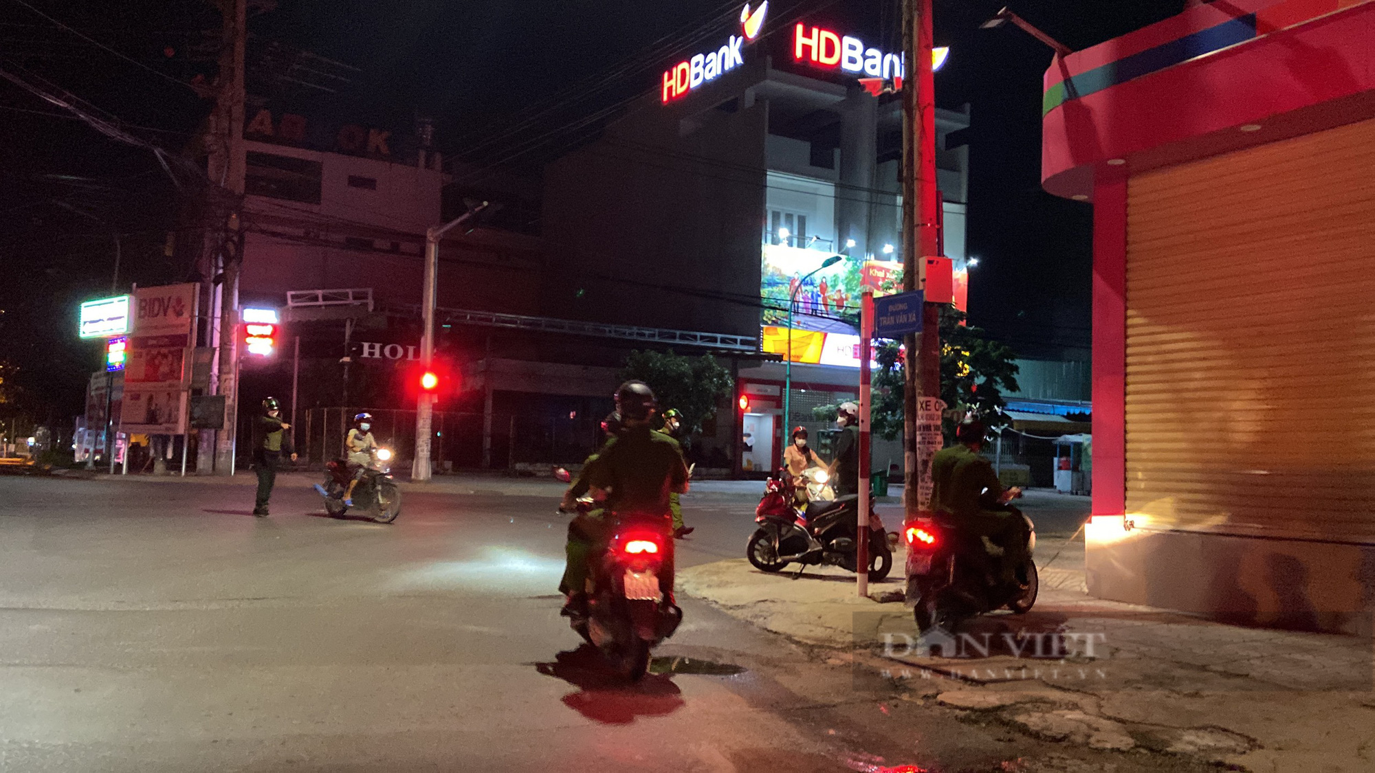Xuyên đêm cùng lực lượng tuần tra: Ngủ “lố” nên đêm mới lọ mọ đi mua thức ăn - Ảnh 9.