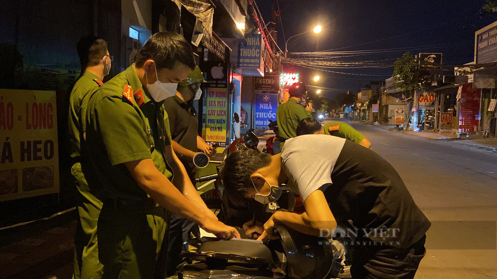 Xuyên đêm cùng lực lượng tuần tra: Ngủ “lố” nên đêm mới lọ mọ đi mua thức ăn - Ảnh 5.