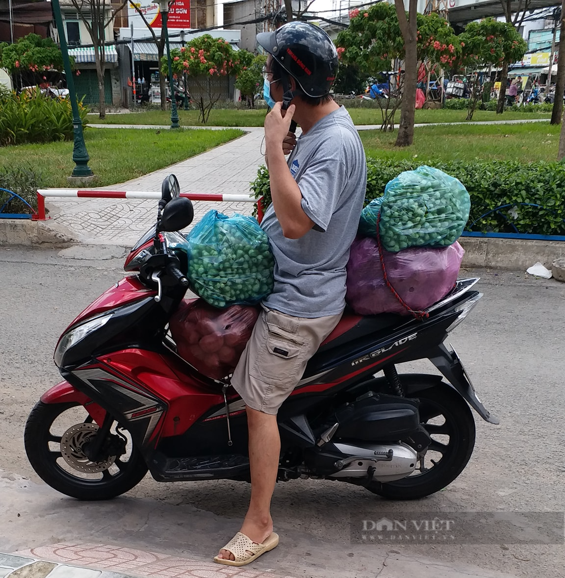 Thầy giáo &quot;dép tổ ong&quot; ở giữa tâm dịch đi xin quà hỗ trợ học sinh, nhớ mãi 1 câu nói của mọi người - Ảnh 1.