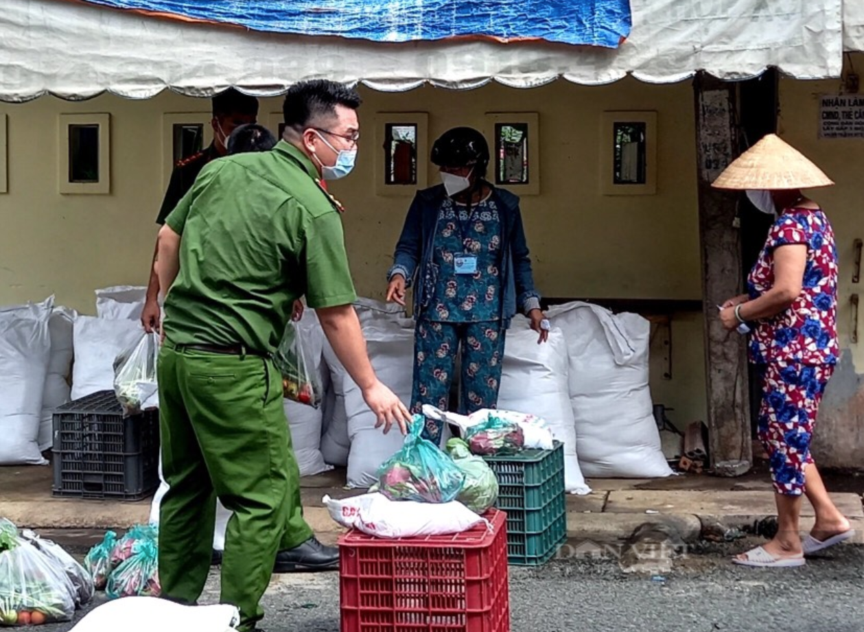 Đồng Nai: Công an trích nhiều ngày lương để hỗ trợ người khó khăn trong đại dịch - Ảnh 3.