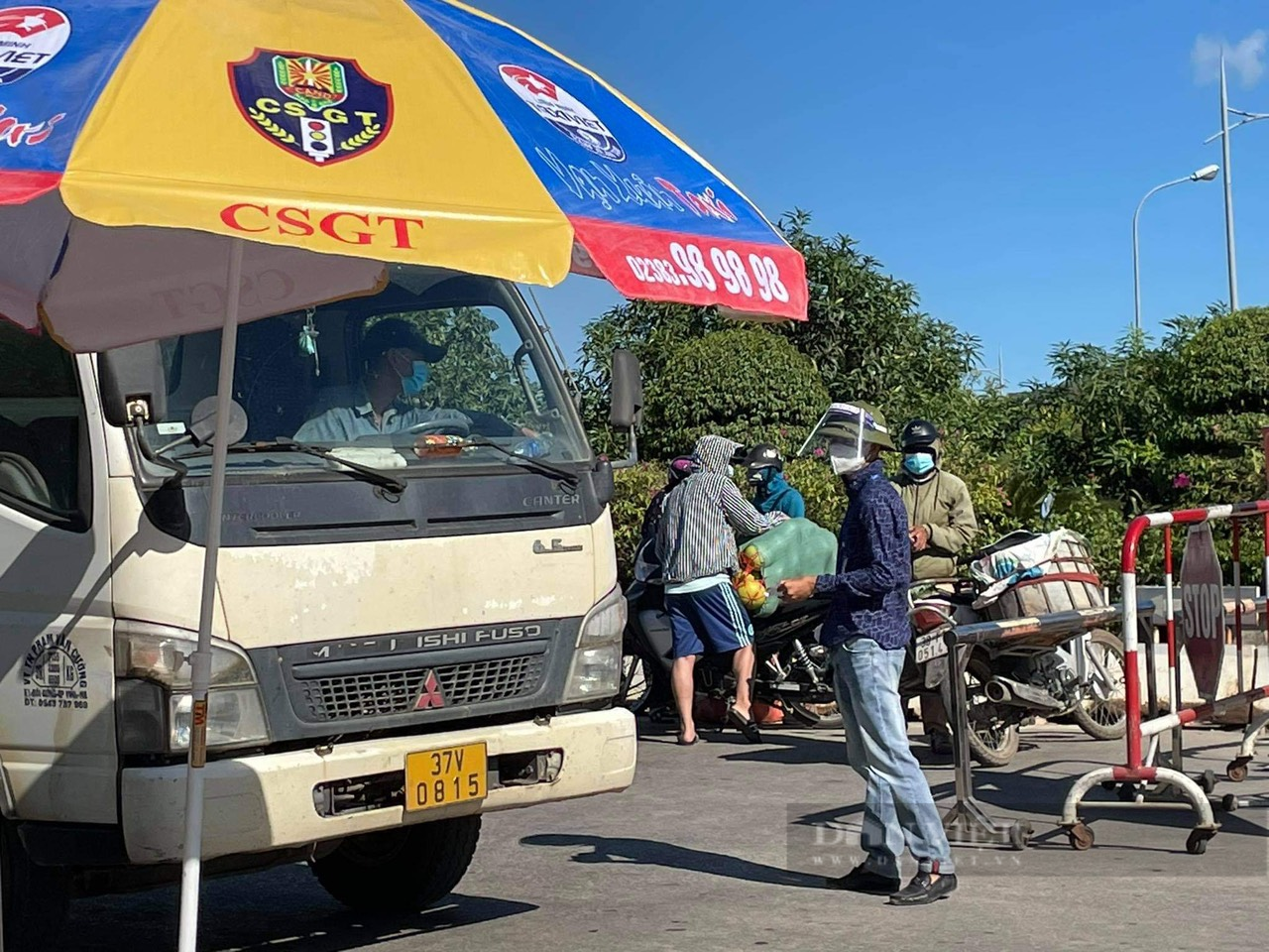Nghệ An: Tình nguyên viên ngành giáo dục TP Vinh căng mình bám chốt chống dịch Covid-19   - Ảnh 2.