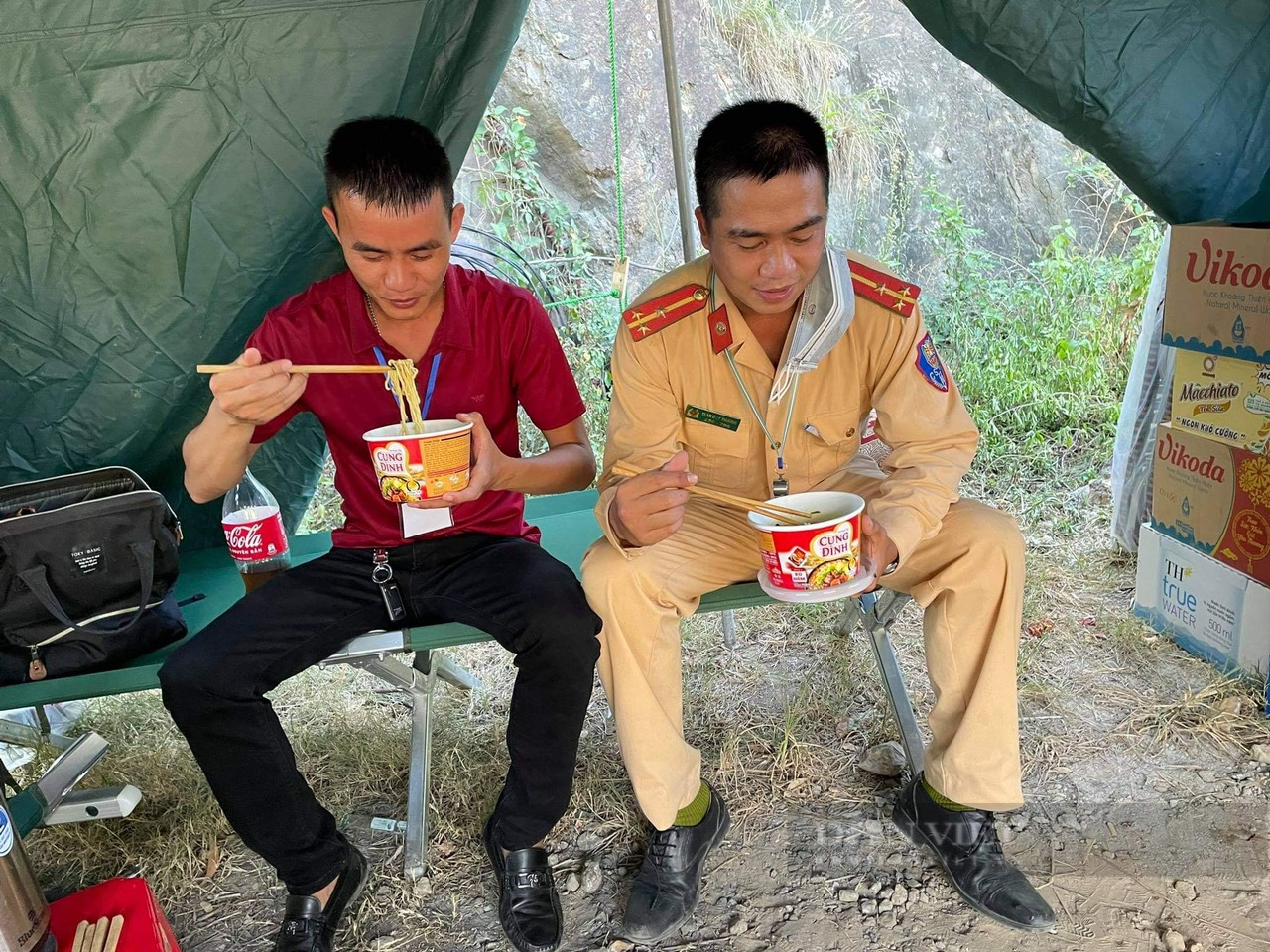 Nghệ An: Tình nguyên viên ngành giáo dục TP Vinh căng mình bám chốt chống dịch Covid-19   - Ảnh 3.