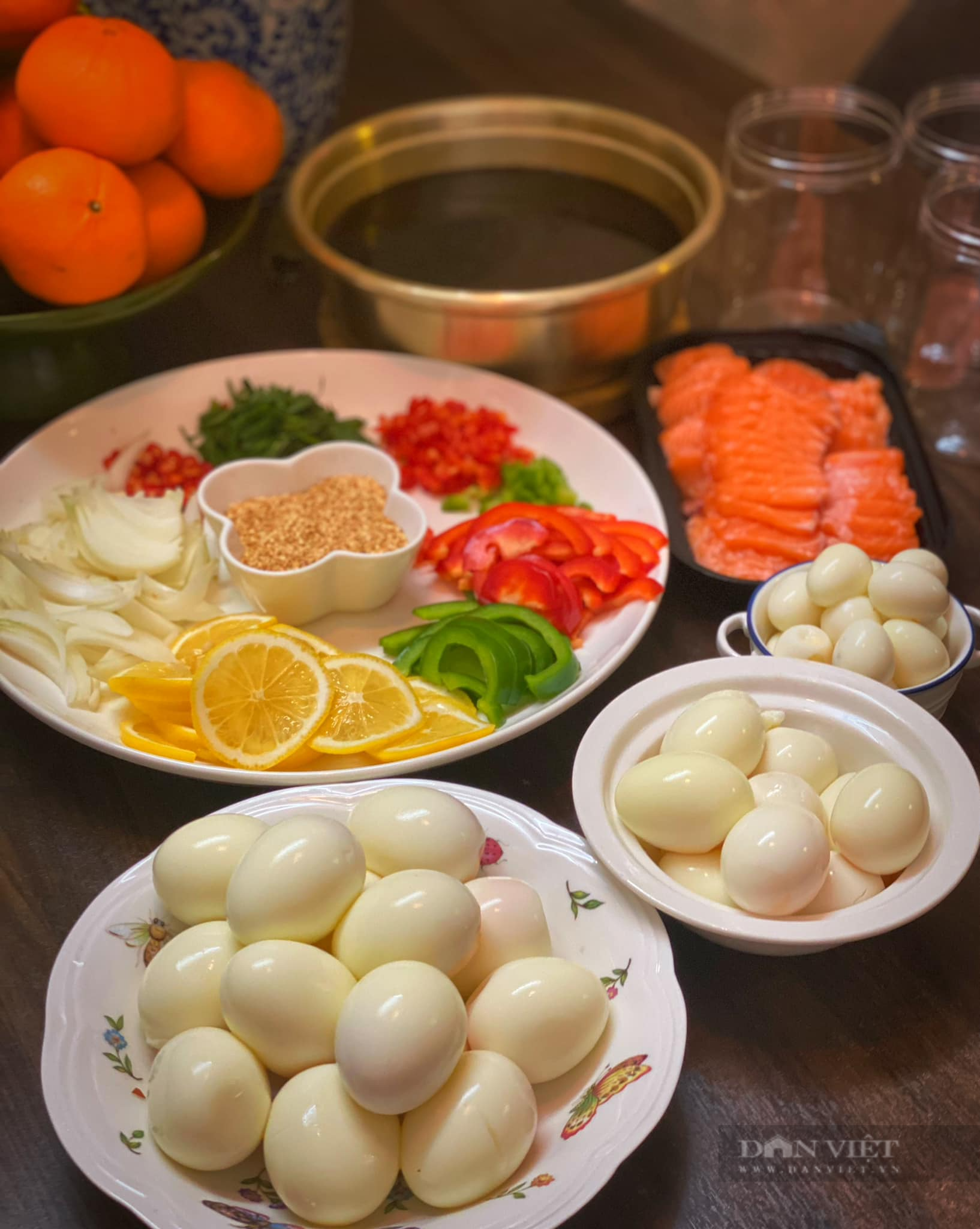 Trứng gà lòng đào ngâm tương - Ảnh 1.
