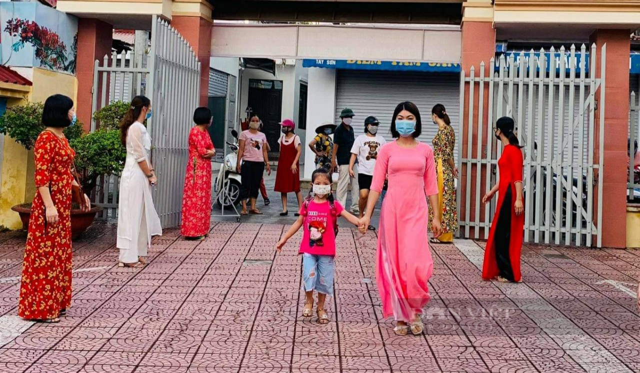 Hải Phòng: Học sinh lớp 1 chia nhóm đi tựu trường - Ảnh 6.