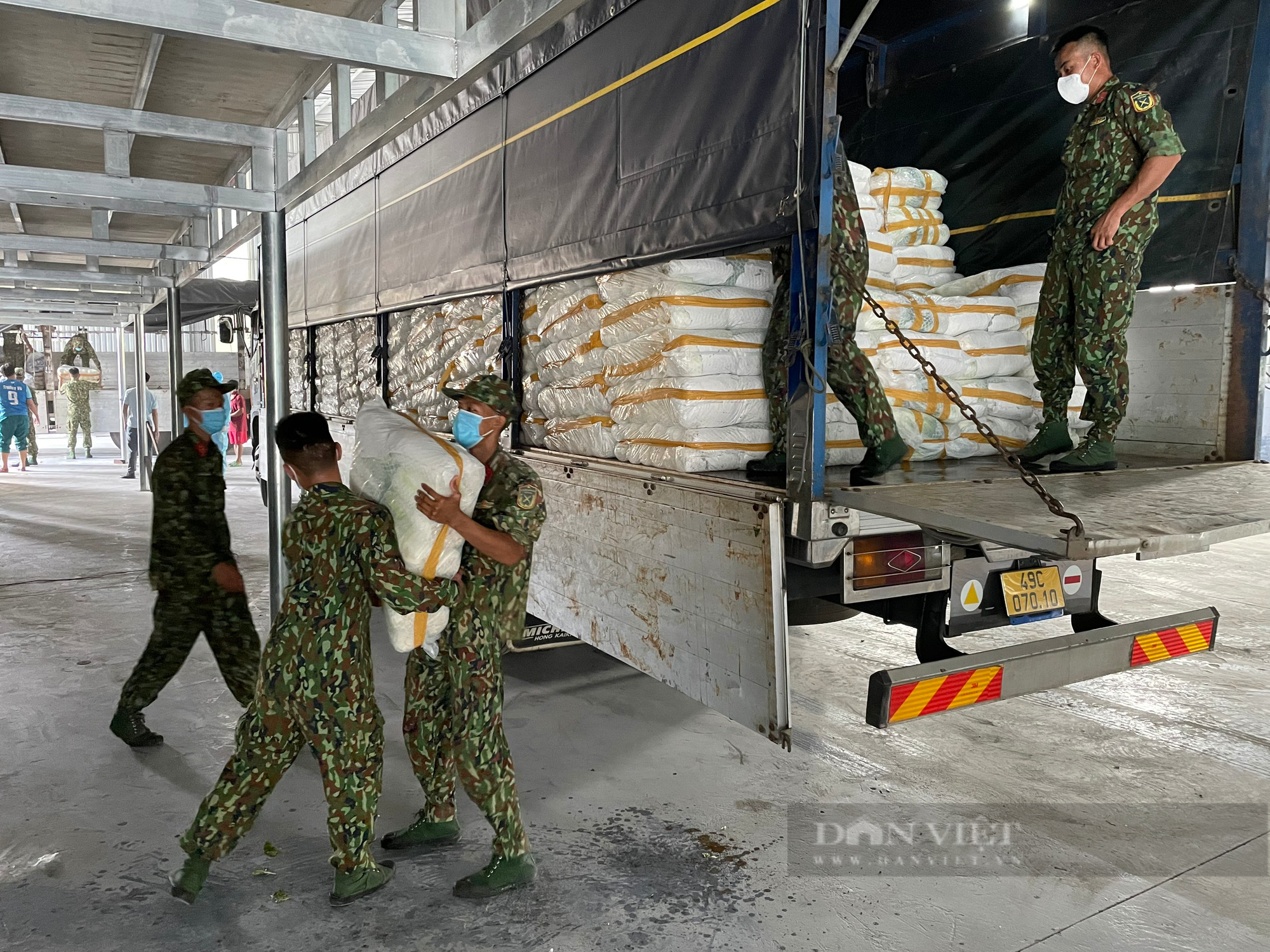 Bình Dương thâu đêm phân chia gạo, thực phẩm để phát đến tận tay người dân vùng bị “khoá chặt” - Ảnh 1.
