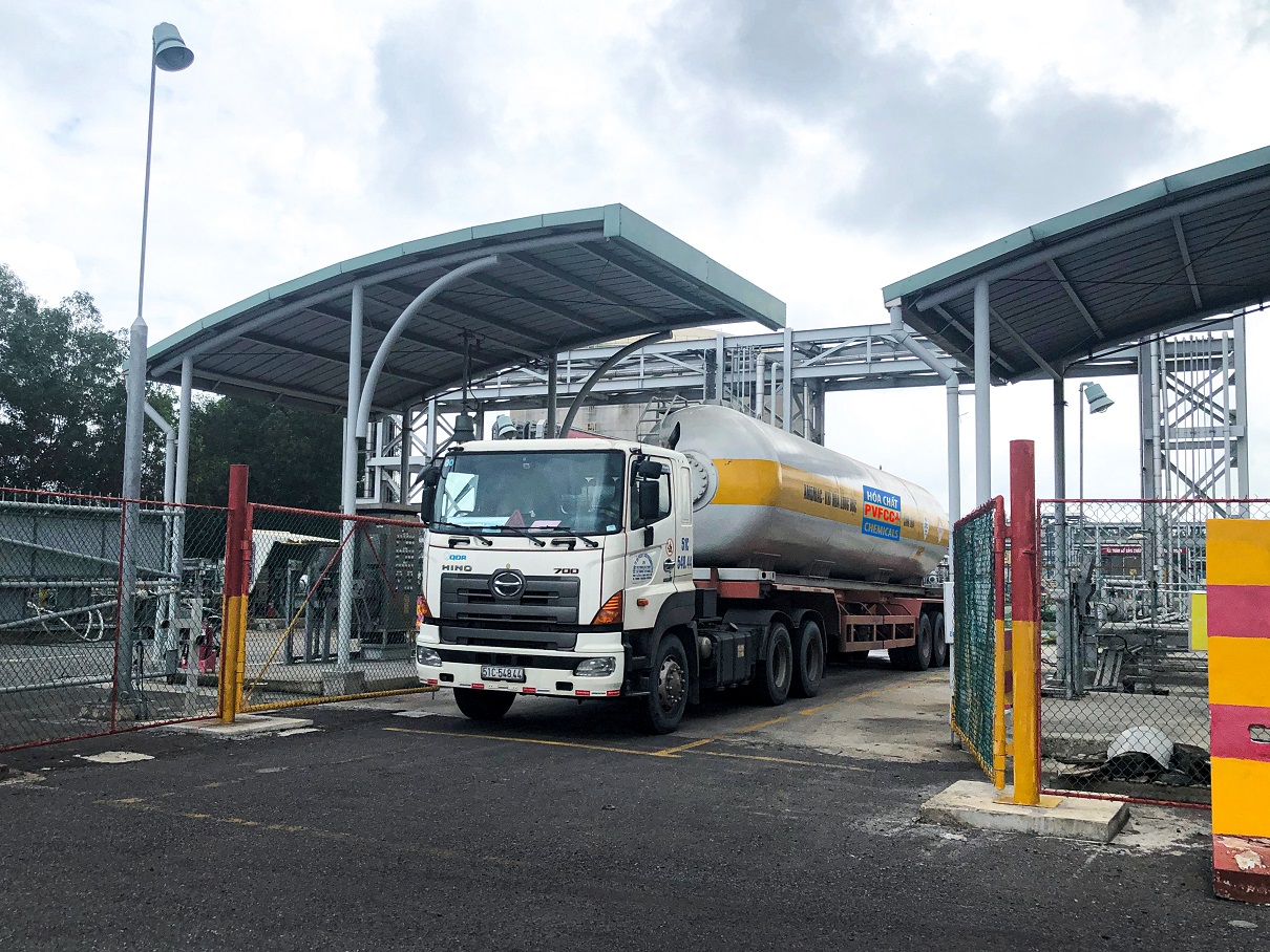 Doanh nghiệp phân bón gặp khó trong vận chuyển, giá phân tăng vọt - Ảnh 1.