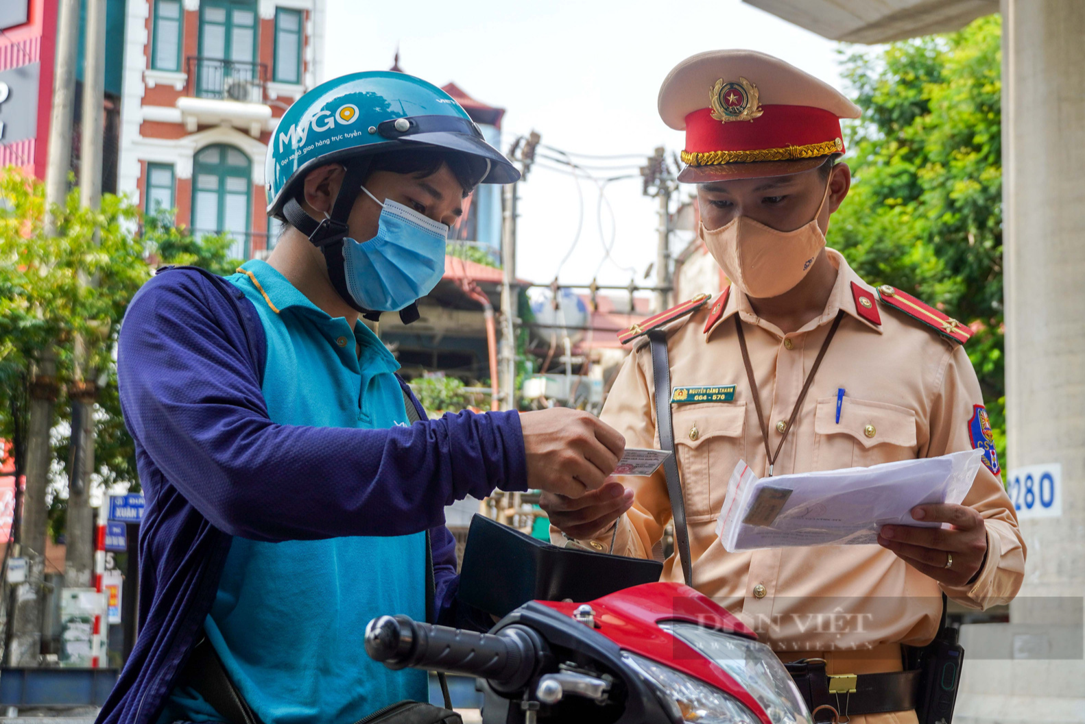 Bí thư Hà Nội: Bằng mọi giải pháp giảm số người ra đường, bảo đảm &quot;ai ở đâu ở yên đó&quot; - Ảnh 2.