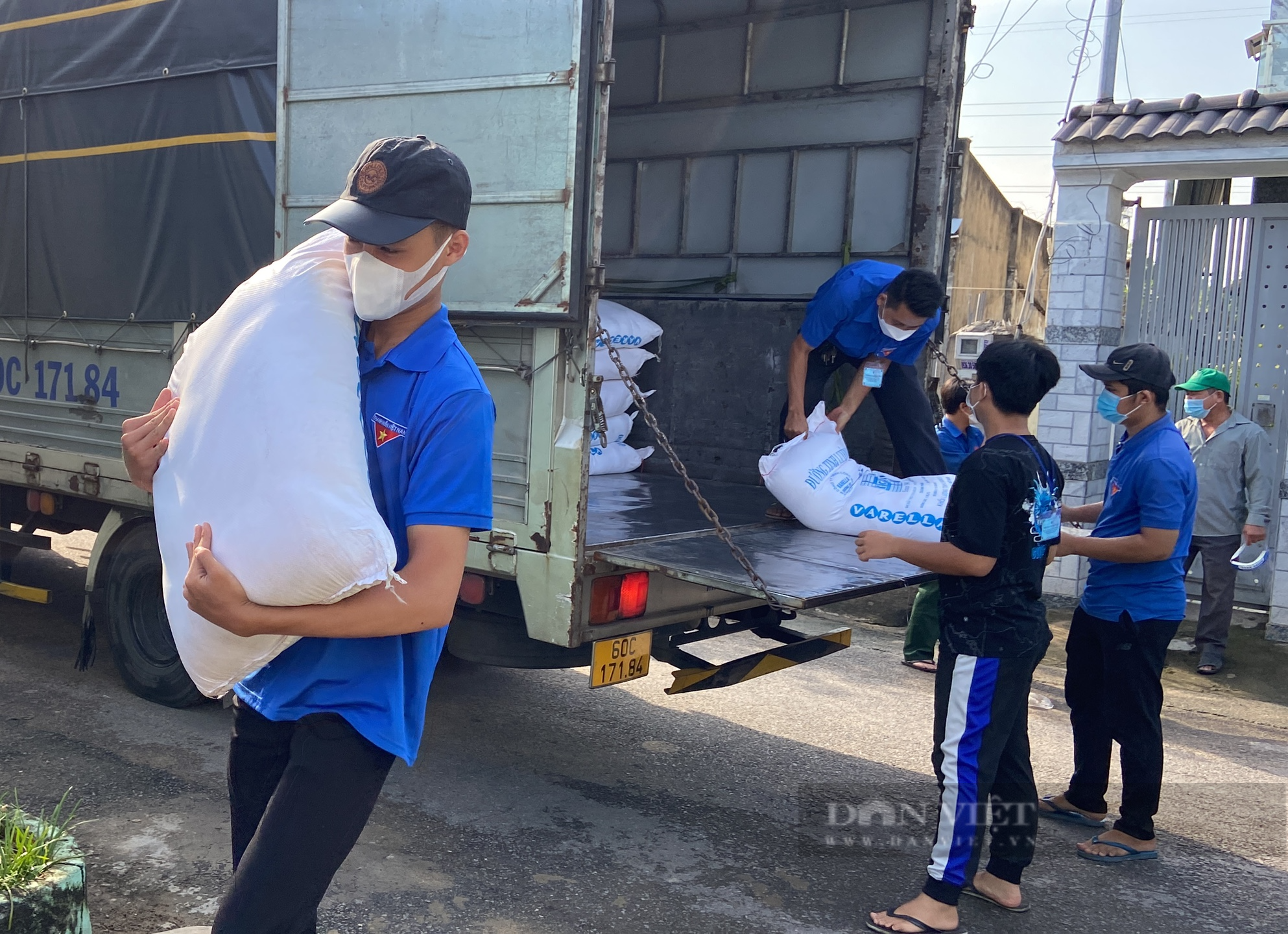 “Áo xanh” xông pha vào vùng đỏ gửi quà đến tay lao động nghèo - Ảnh 1.