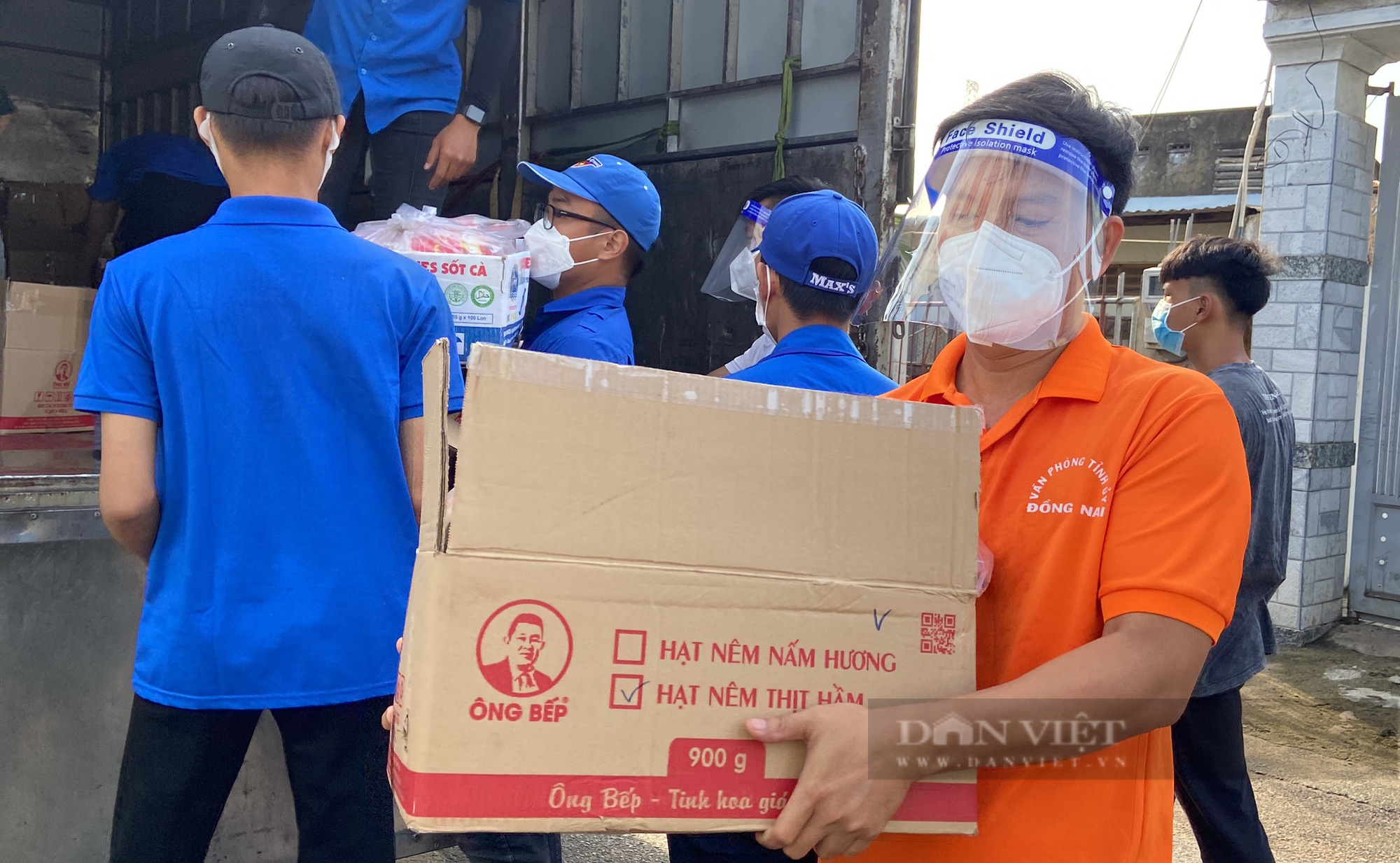 “Áo xanh” xông pha vào vùng đỏ gửi quà đến tay lao động nghèo - Ảnh 2.