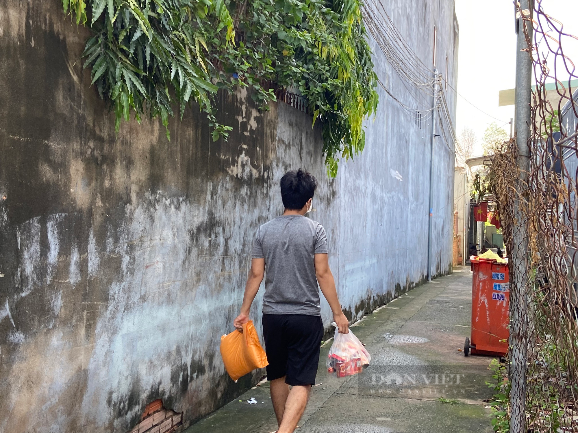 “Áo xanh” xông pha vào vùng đỏ gửi quà đến tay lao động nghèo - Ảnh 11.