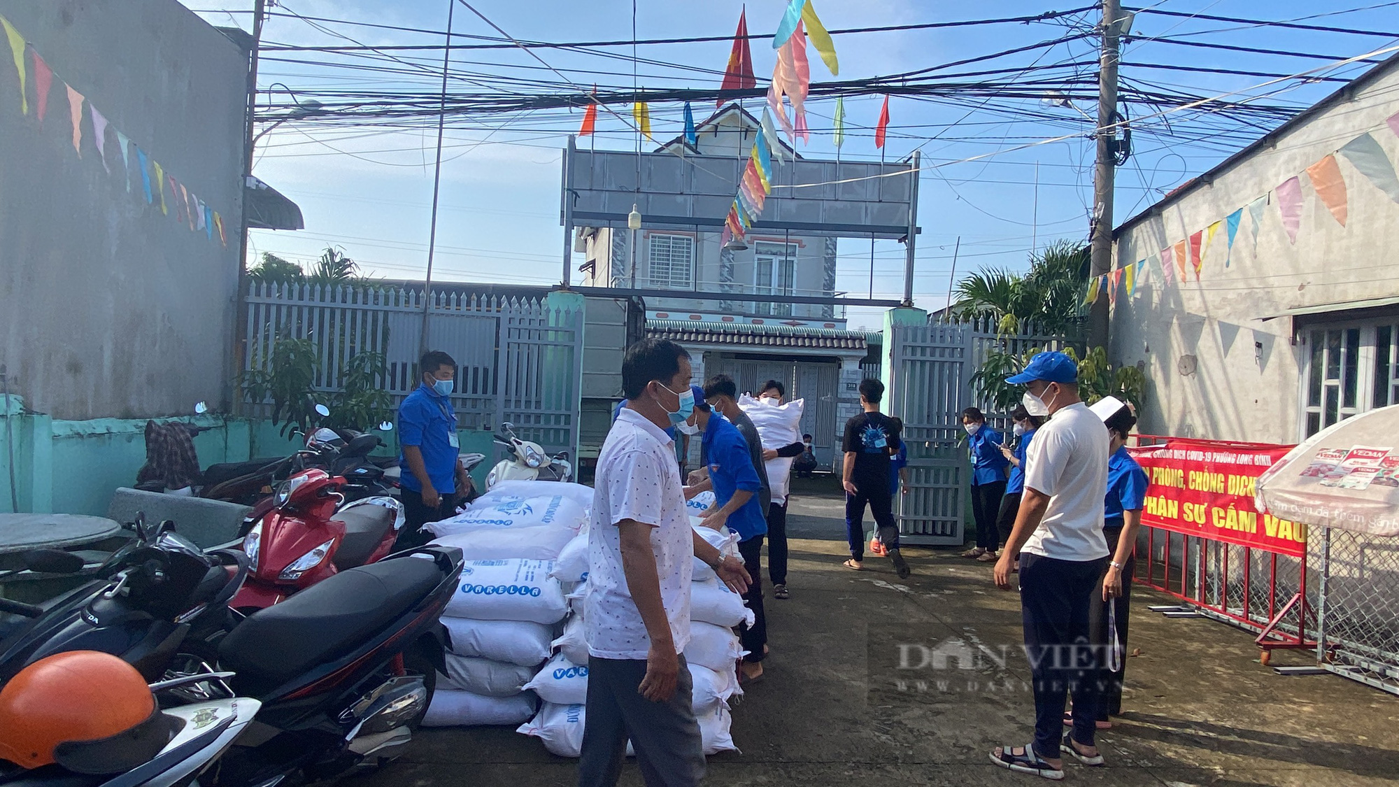 “Áo xanh” xông pha vào vùng đỏ gửi quà đến tay lao động nghèo - Ảnh 10.