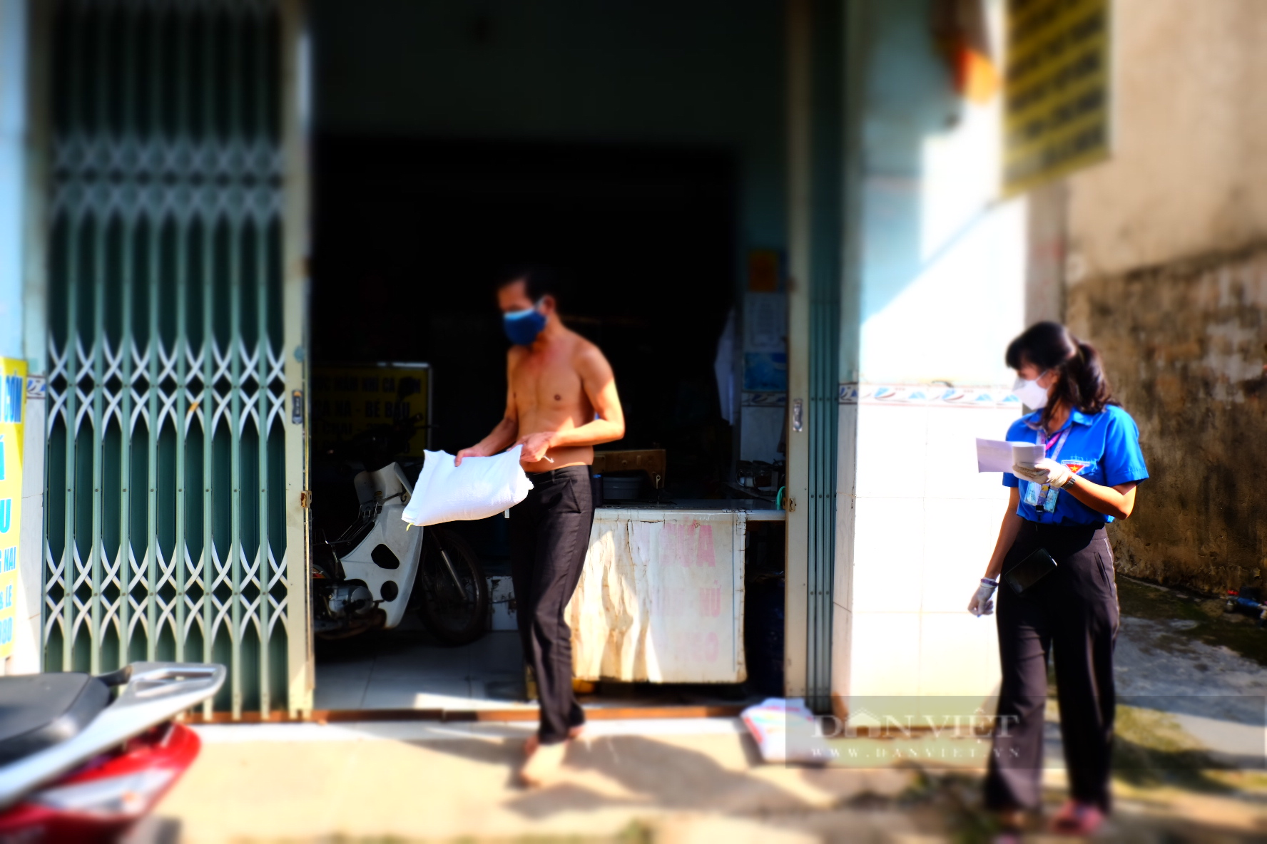 “Áo xanh” xông pha vào vùng đỏ gửi quà đến tay lao động nghèo - Ảnh 6.