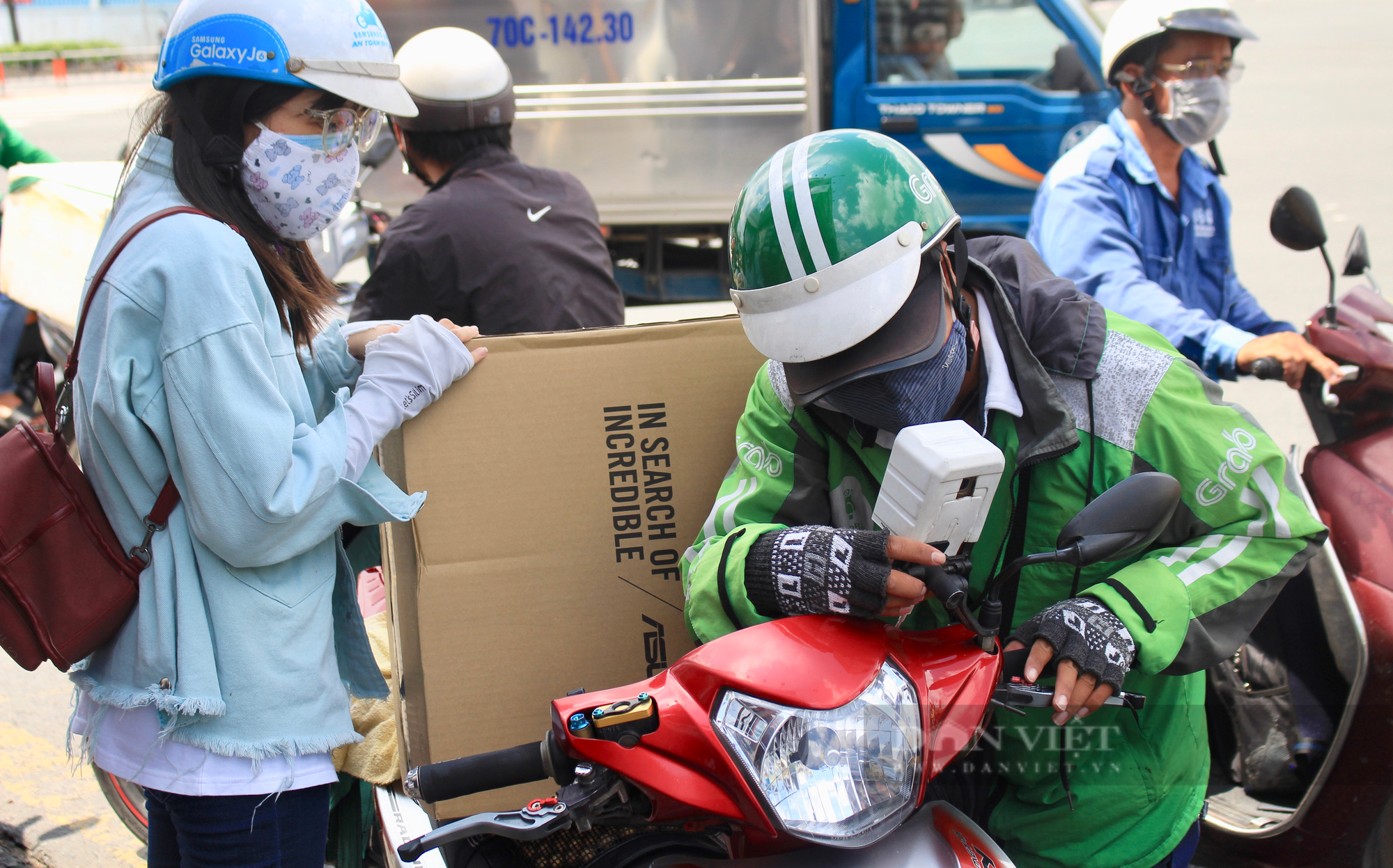 TP.HCM: Shipper đã được xét nghiệm, đủ &quot;giấy thông hành&quot; đi giao hàng &quot;vùng đỏ&quot; - Ảnh 1.