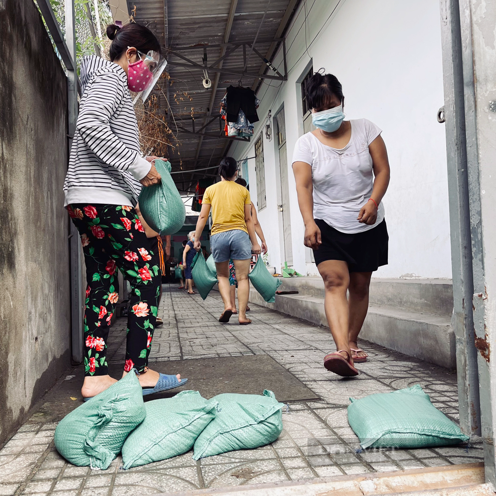 Ngoài giảm tiền thuê trọ, bà Em vận động hoặc tự bỏ tiền túi mua nhu yếu phẩm hỗ trợ người dân thuê phòng trọ của gia đình. Ảnh: Hội Nông dân TP.Thủ Đức