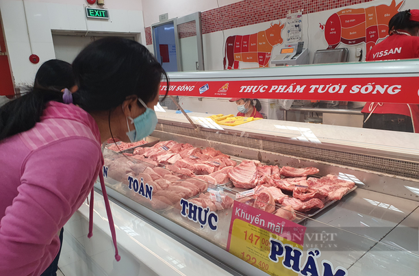 TP.HCM: Xe chở thịt heo, trứng vẫn khó qua chốt kiểm soát sau 18h - Ảnh 1.