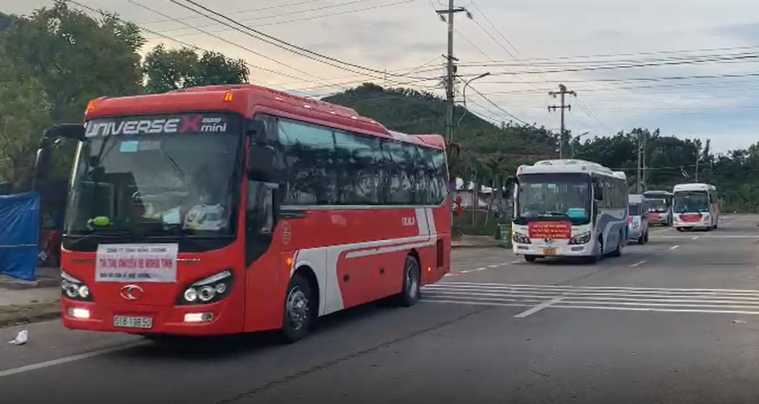 TT-Huế làm rõ sự thật những &quot;chuyến xe nghĩa tình&quot; chở lượng lớn người về từ vùng dịch  - Ảnh 1.