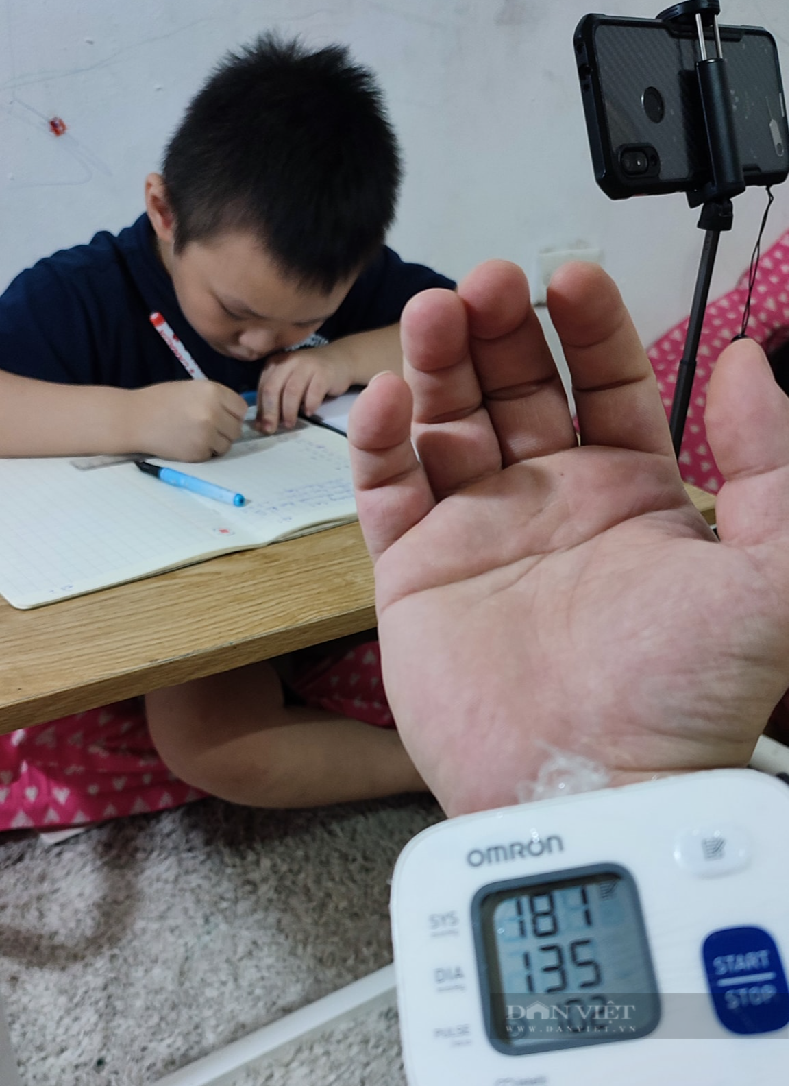 Con kiểm tra online cuối kỳ 2, ông bố đứng ngoài cửa bị tăng huyết áp độ 3 - Ảnh 1.