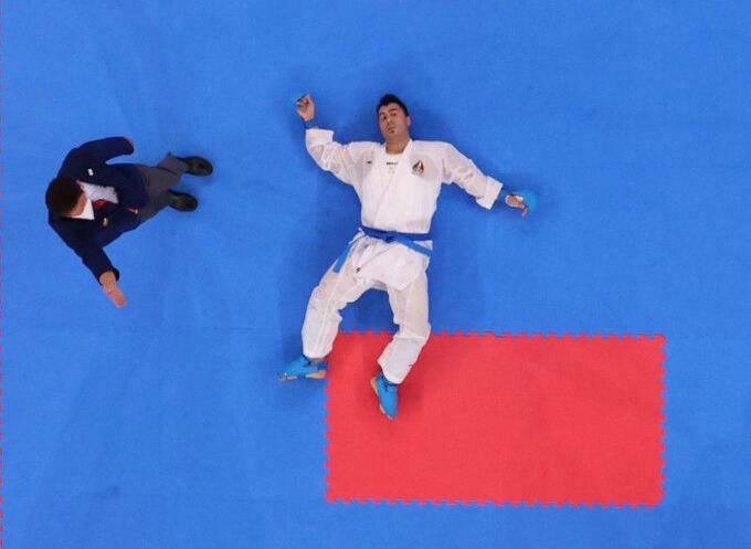 Võ sĩ đoạt HCV Olympic nhờ bị… đối thủ đá gãy cổ, nhập viện cấp cứu - Ảnh 1.