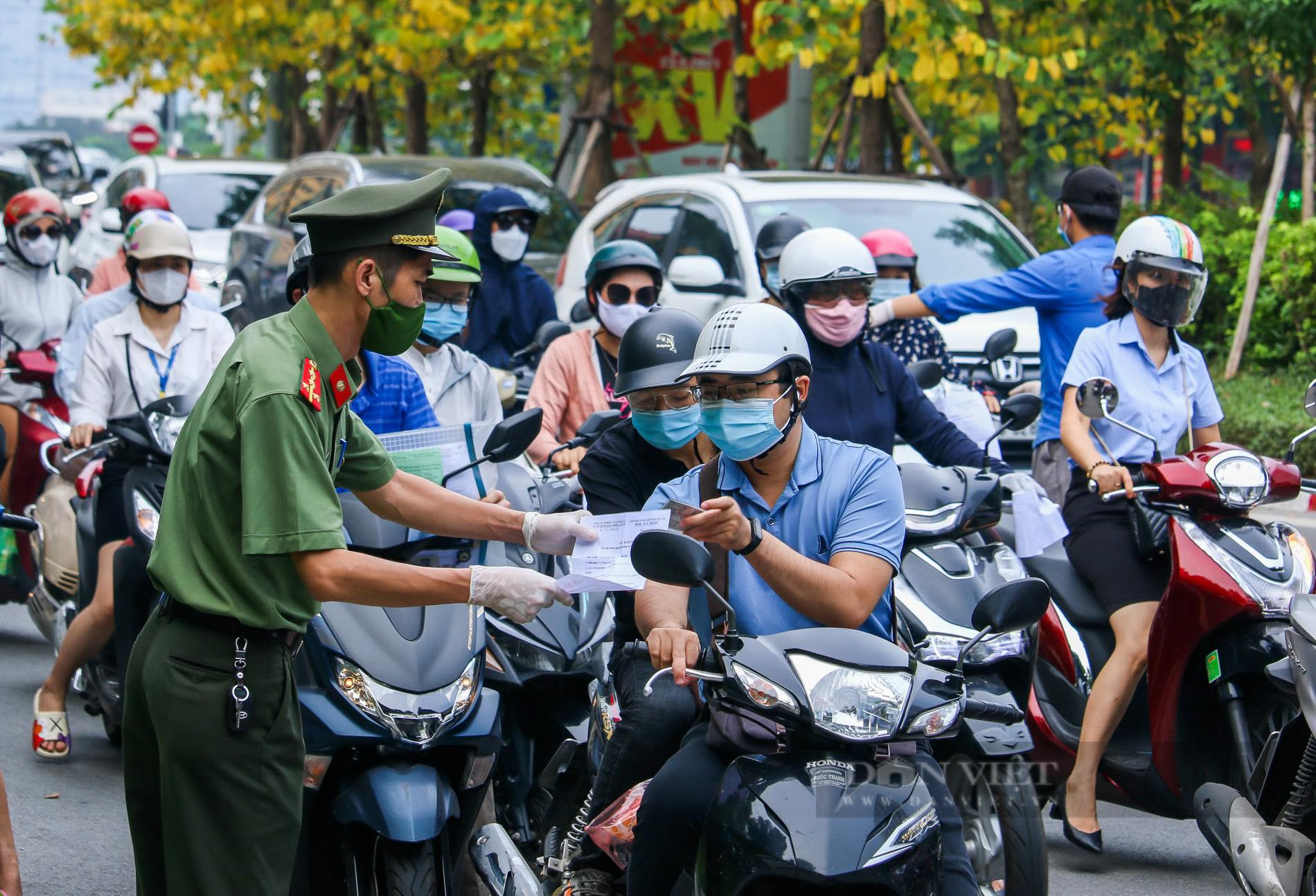 Hà Nội: Nhiều chốt kiểm soát ùn ứ sau khi siết chặt kiểm soát giấy đi đường - Ảnh 6.