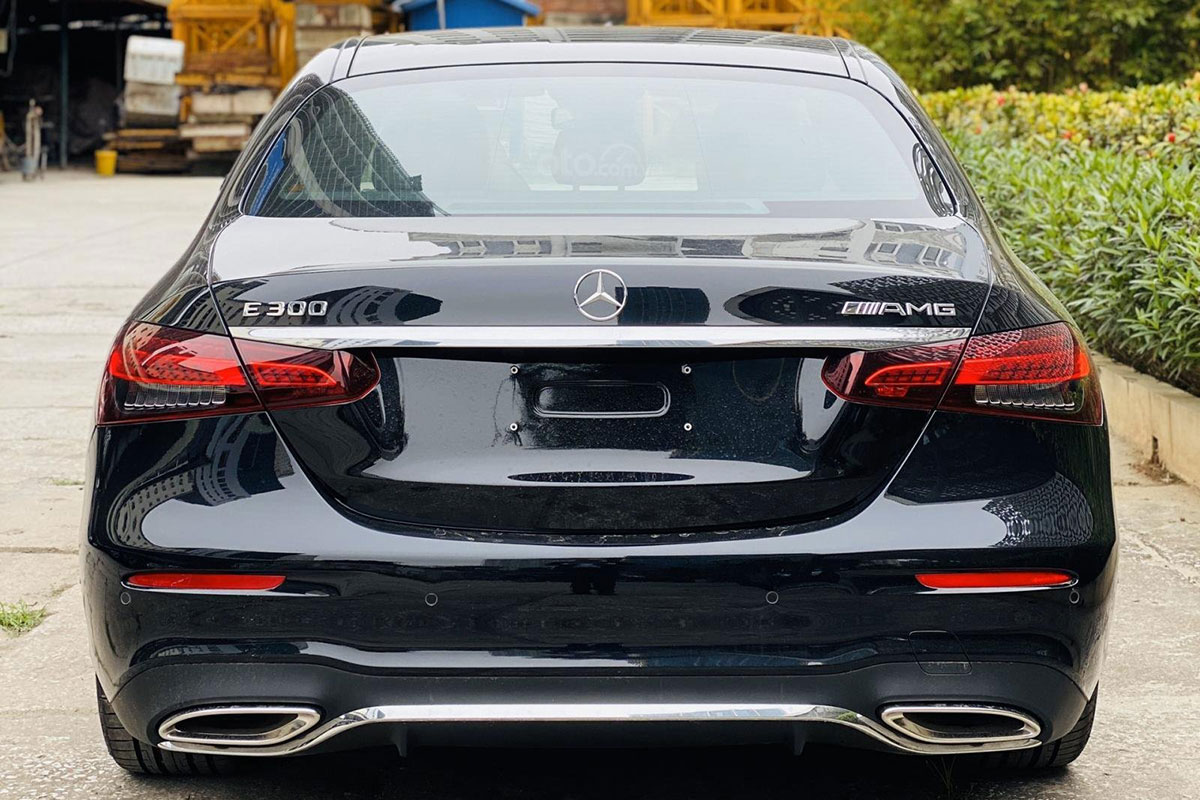 Mercedes-Benz E 300 AMG 2021 chạy 30km bán lại giá ngỡ ngàng - Ảnh 3.