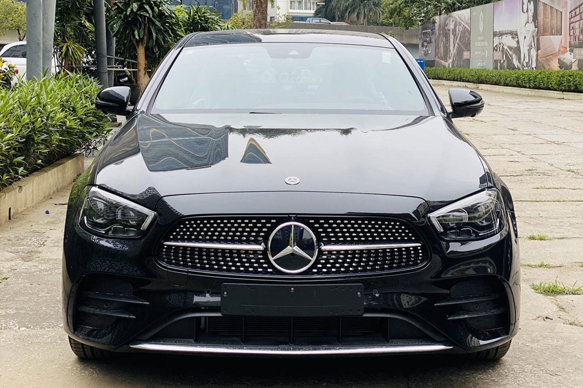 Mercedes-Benz E 300 AMG 2021 chạy 30km bán lại giá ngỡ ngàng - Ảnh 1.