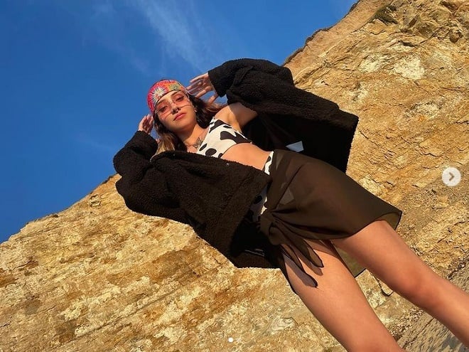 Hot girl bắn cung sinh năm 2000 mặc bikini &quot;nổi loạn&quot; - Ảnh 1.