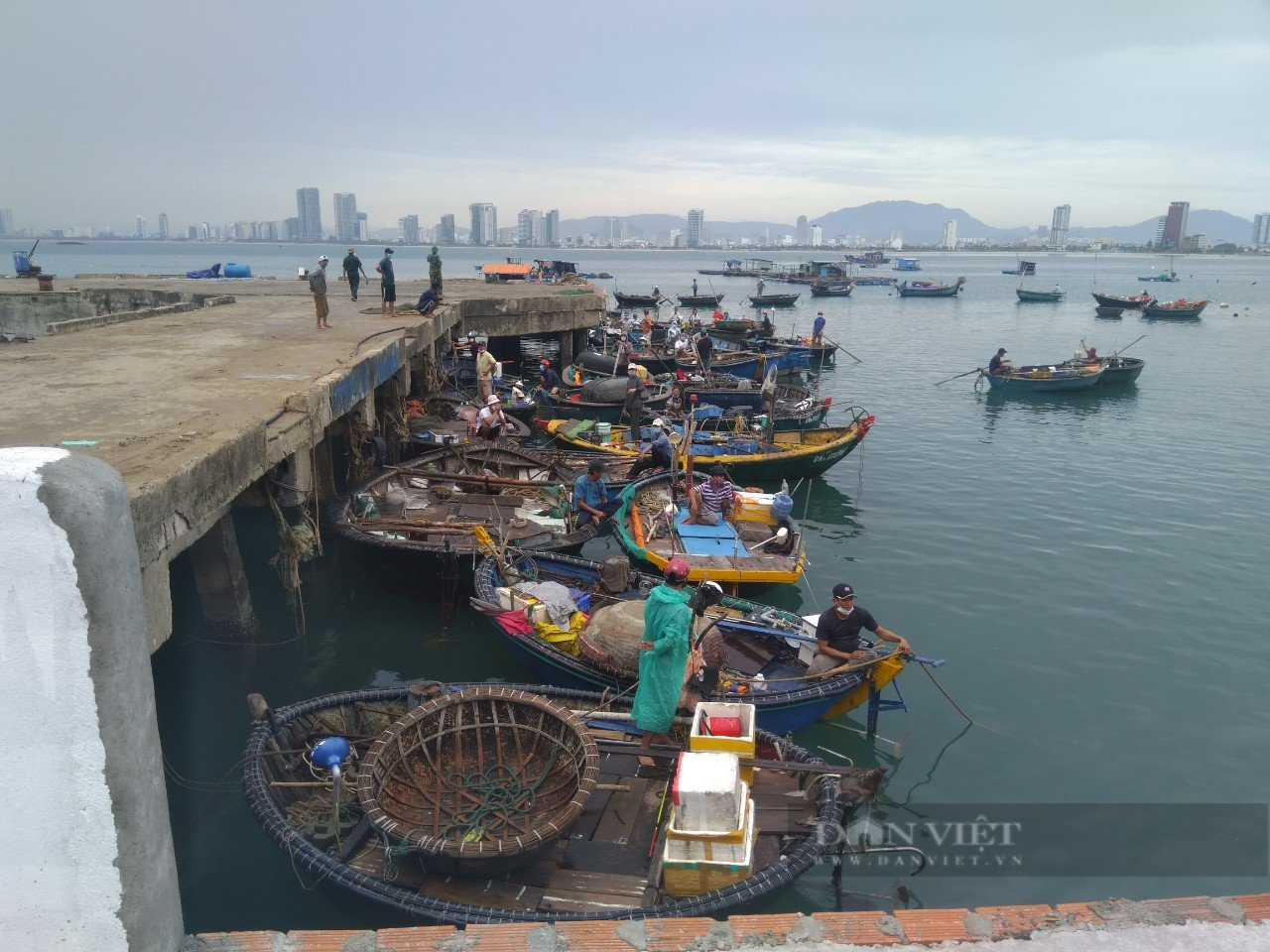 Ảnh: Ngư dân Đà Nẵng lo lắng chạy bão - Ảnh 7.