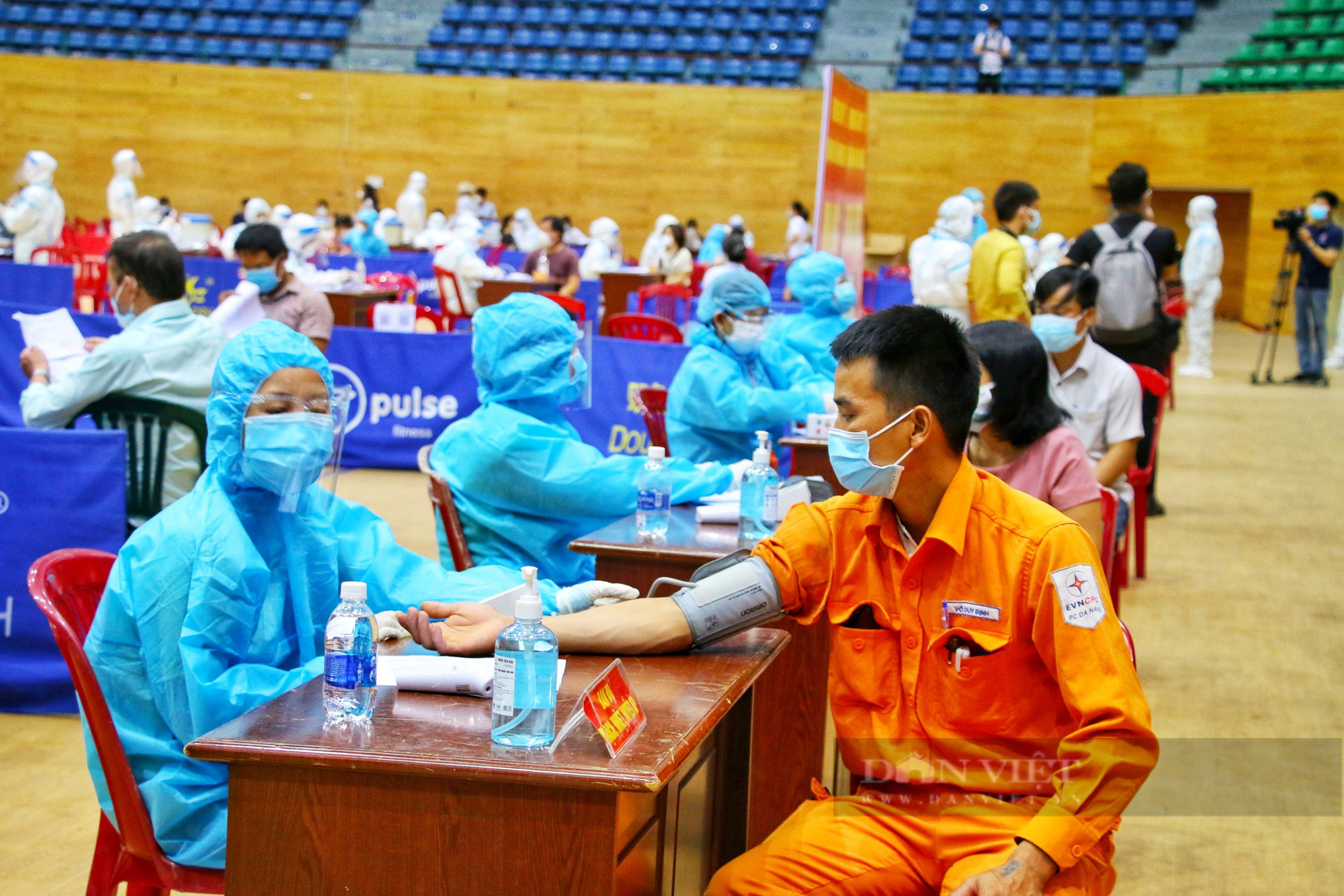 Đà Nẵng: Chấn chỉnh tình trạng tập trung đông người, người dân đi quá xa để tiêm vaccine Covid-19 - Ảnh 2.