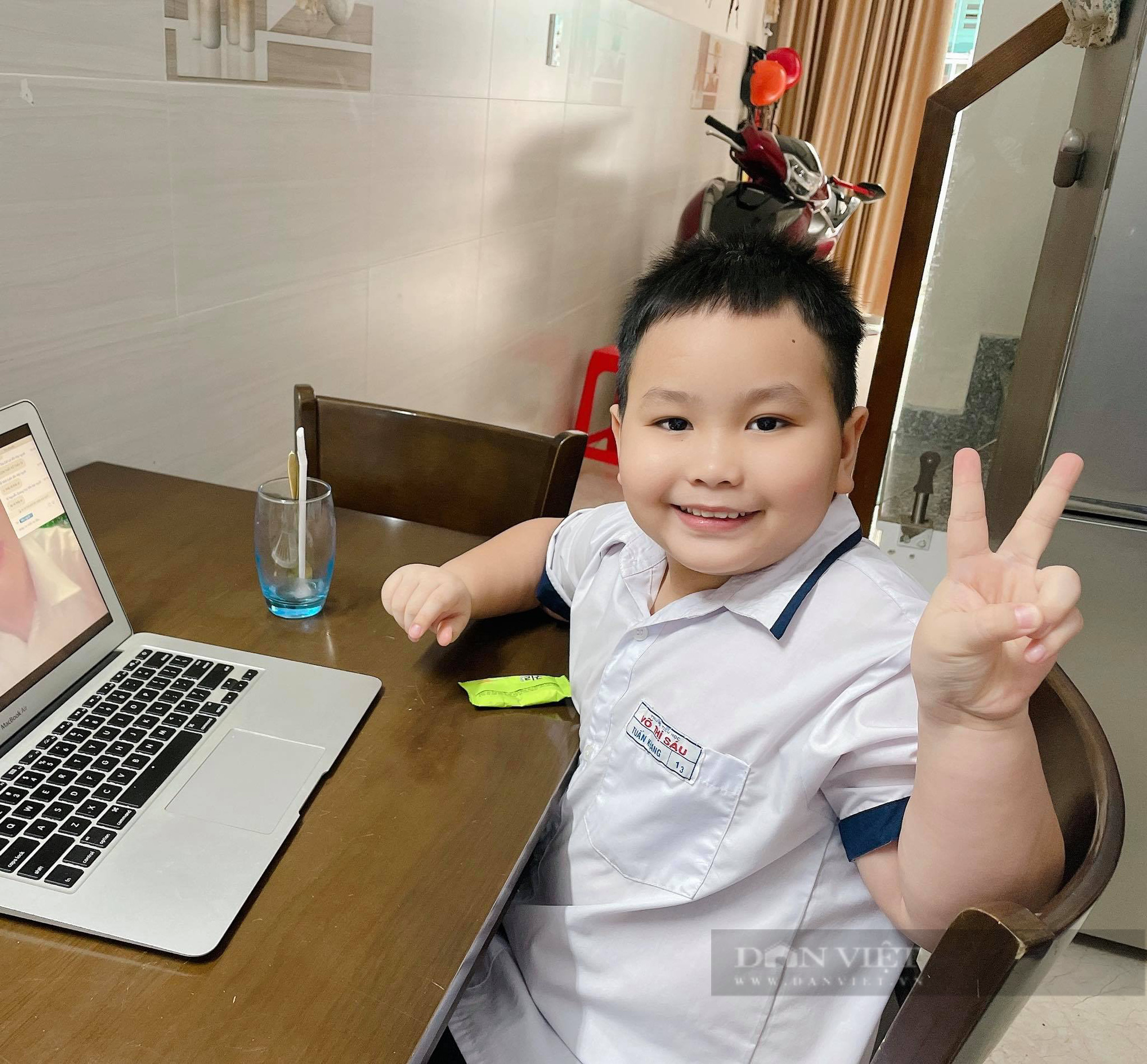Hỏi câu &quot;Ai biết gõ chữ có dấu?&quot;, học sinh trả lời đúng 3 từ khiến thầy giáo dạy online... té ngửa - Ảnh 4.