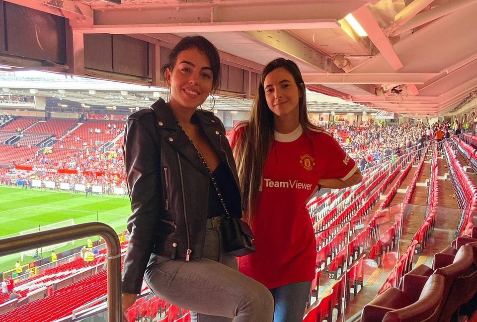 Bạn gái Ronaldo kết thân với dàn WAGs xinh đẹp của M.U - Ảnh 4.