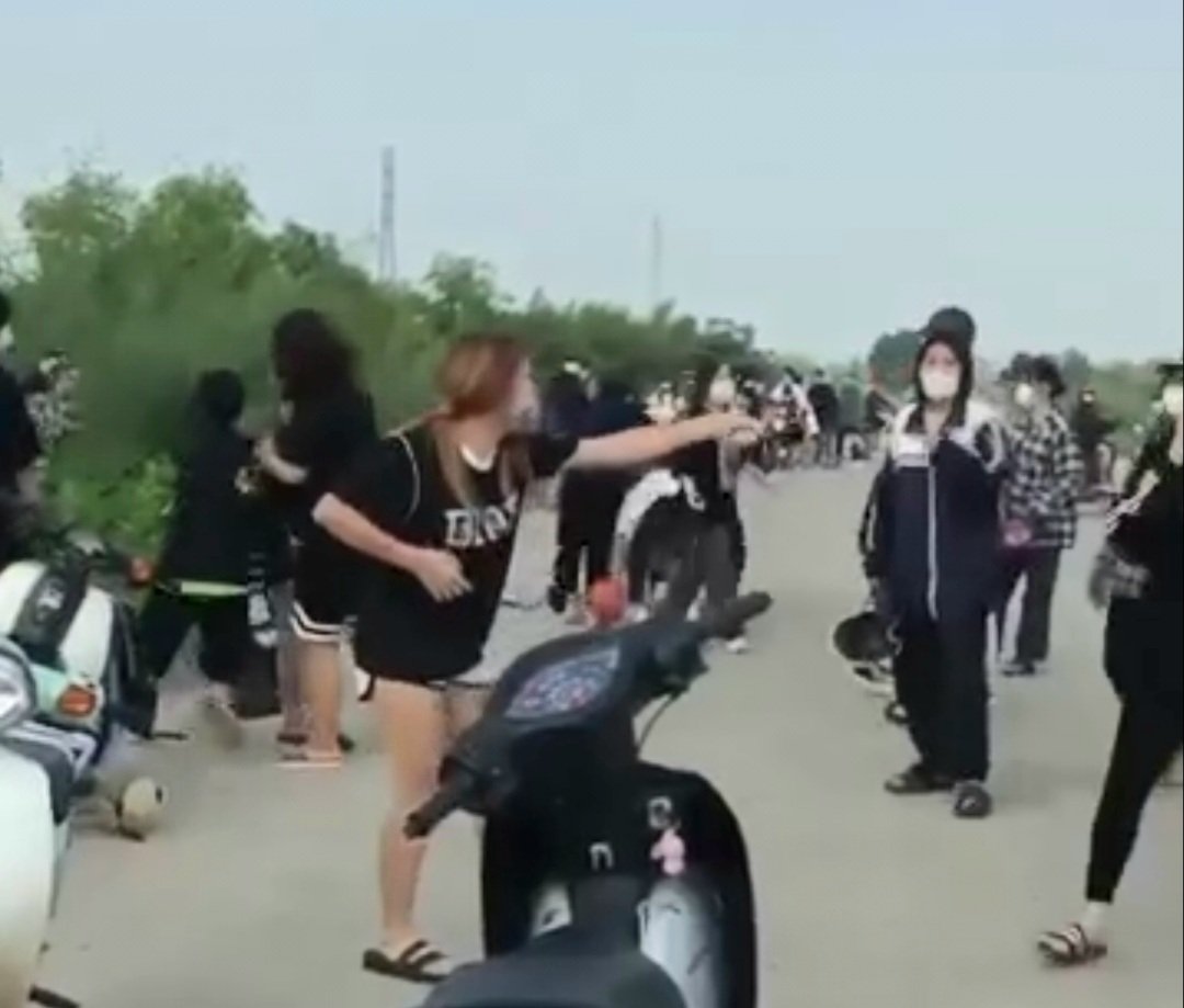 Ninh Bình: Bất bình nhóm nữ sinh dùng gậy sắt, mũ bảo hiểm ẩu đả nhau...tung clip lên Facebook - Ảnh 1.