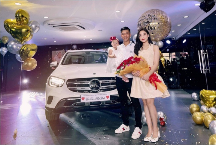Được về nhà, Phan Văn Đức mua &quot;xế hộp&quot; hơn 2 tỷ đồng tặng vợ - Ảnh 1.