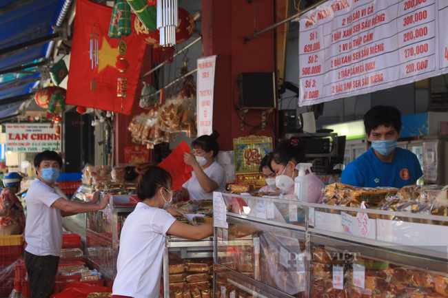 Tiệm bánh Trung thu hiếm hoi ở TP.HCM mở cửa - Ảnh 6.