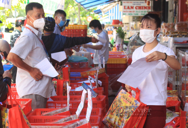 Tiệm bánh Trung thu hiếm hoi ở TP.HCM mở cửa - Ảnh 2.