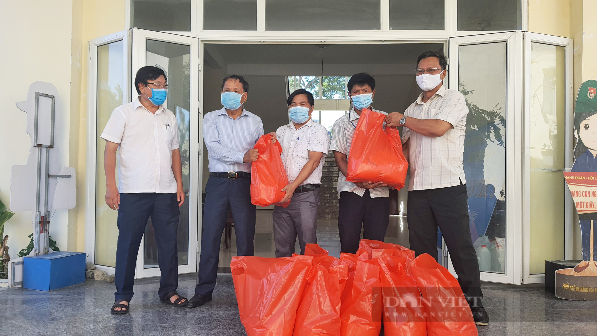 Đà Nẵng: Tặng 160 suất quà cho hội viên nông dân nghèo, khó khăn do ảnh hưởng của dịch bệnh Covid-19 - Ảnh 3.