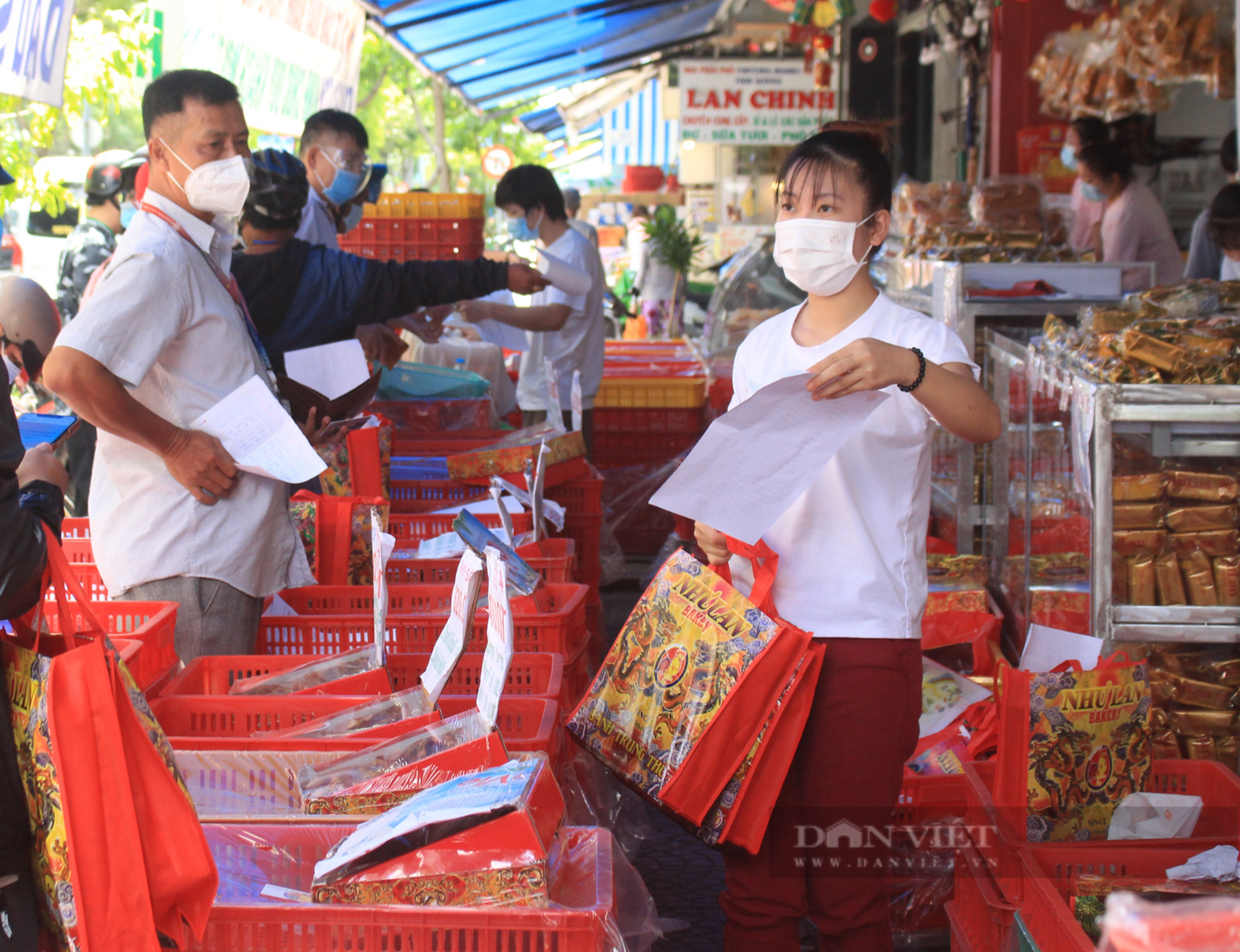 Bánh Trung thu hết cảnh &quot;mua 1 tặng 3&quot;, trở thành hàng xa xỉ - Ảnh 3.