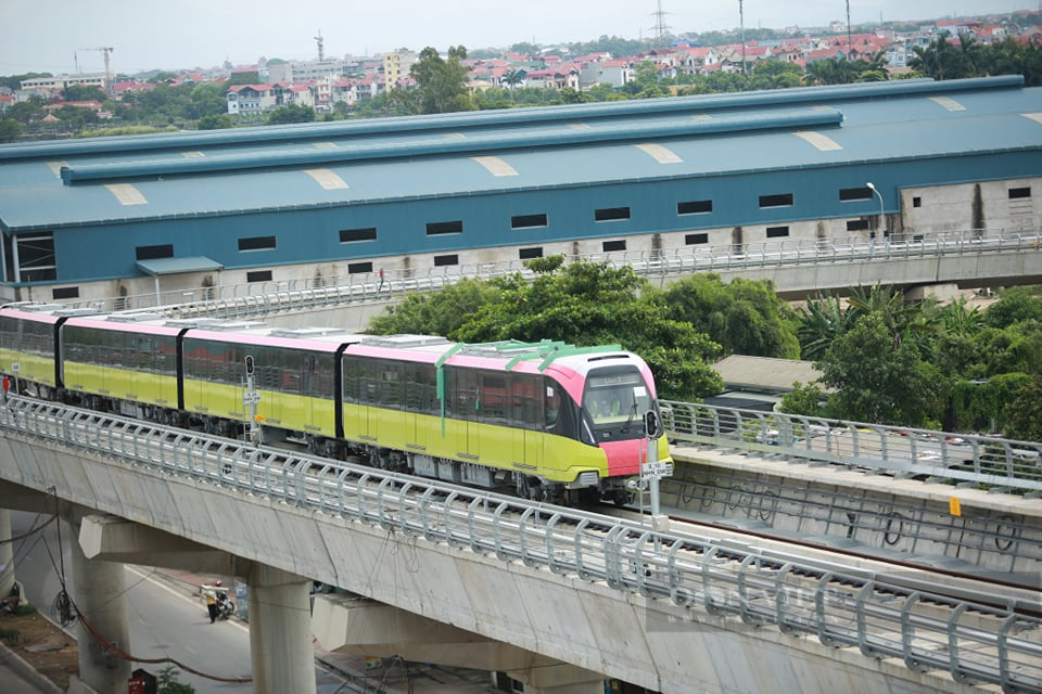 Cận cảnh đoàn tàu Nhổn - ga Hà Nội chạy trên đường ray - Ảnh 1.