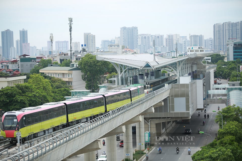 Cận cảnh đoàn tàu Nhổn - ga Hà Nội chạy trên đường ray - Ảnh 2.