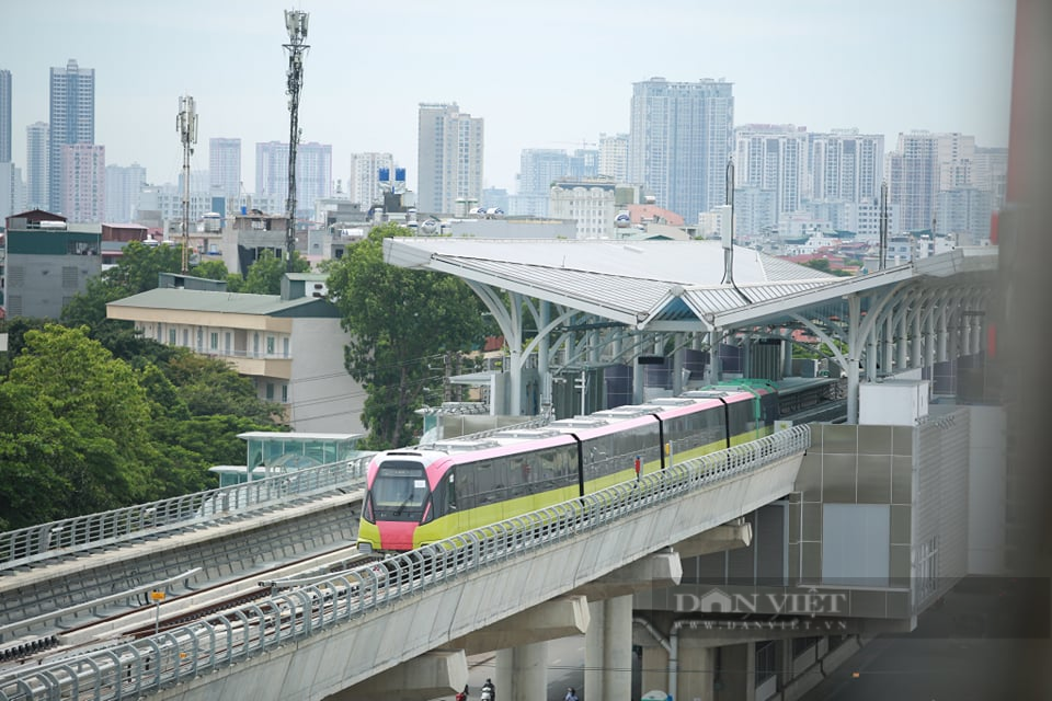 Cận cảnh đoàn tàu Nhổn - ga Hà Nội chạy trên đường ray - Ảnh 6.