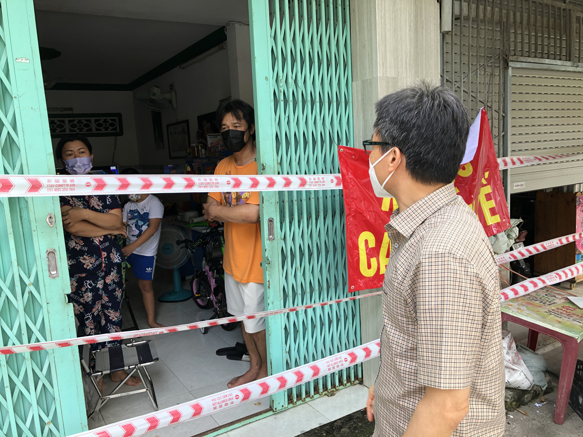 TP.HCM: Người dân khu nhà trọ mong Phó Thủ tướng miễn, giảm tiền điện, nước - Ảnh 4.